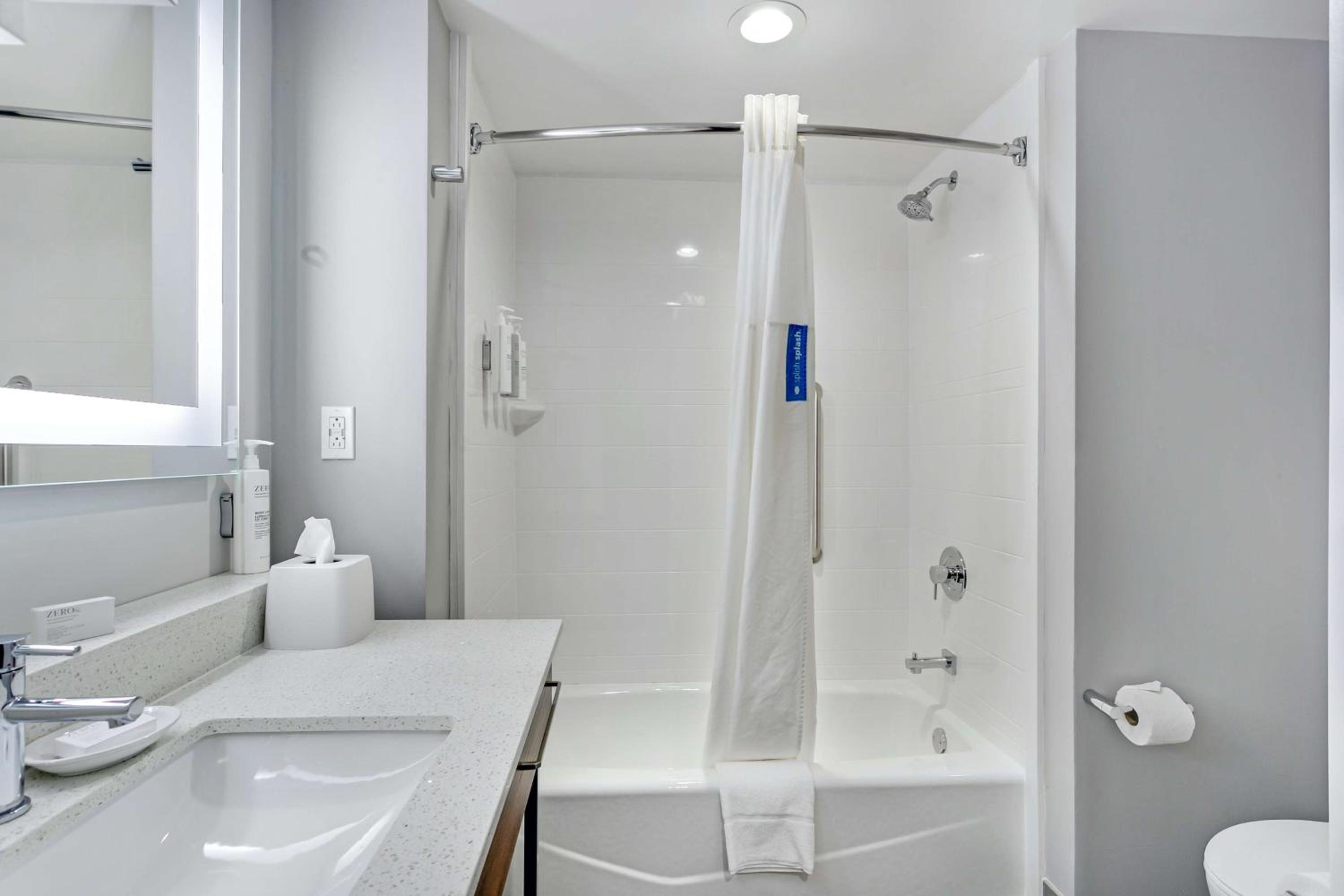 Queen Room with Two Queen Beds and Bath Tub - Photo 3