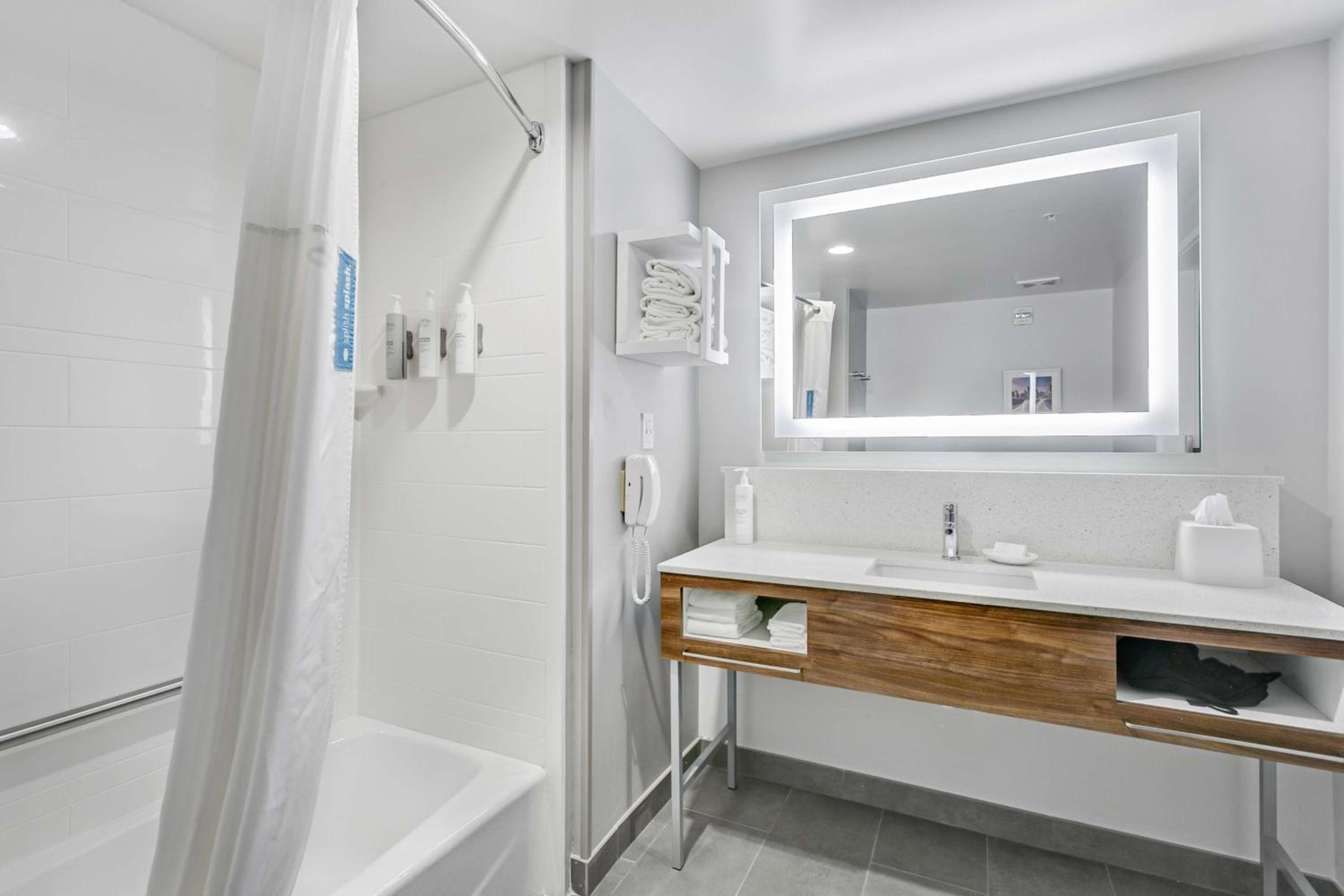 Queen Room with Two Queen Beds and Bath Tub - Photo 2