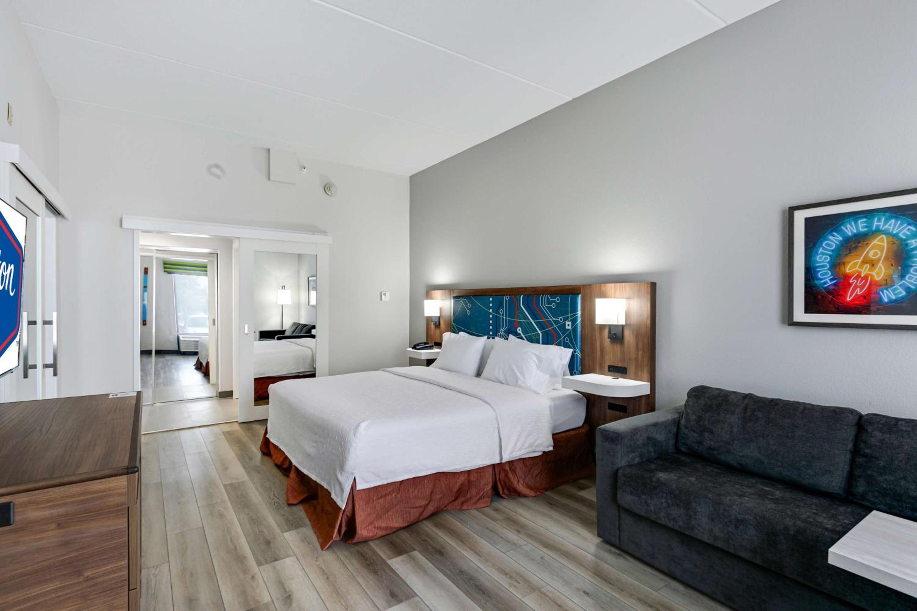 King Room with Sofa Bed and Study - Non-Smoking - Photo 6