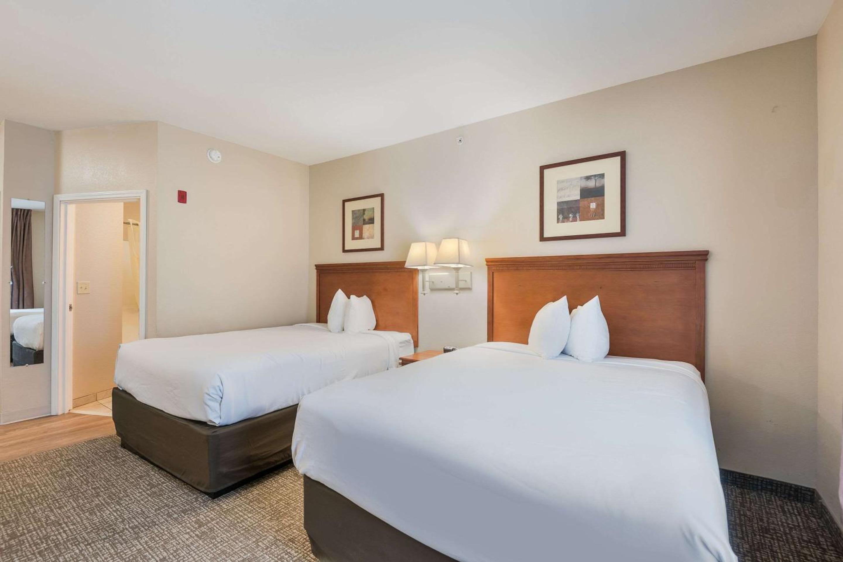 Queen Room with Two Queen Beds - Non-Smoking - Photo 1