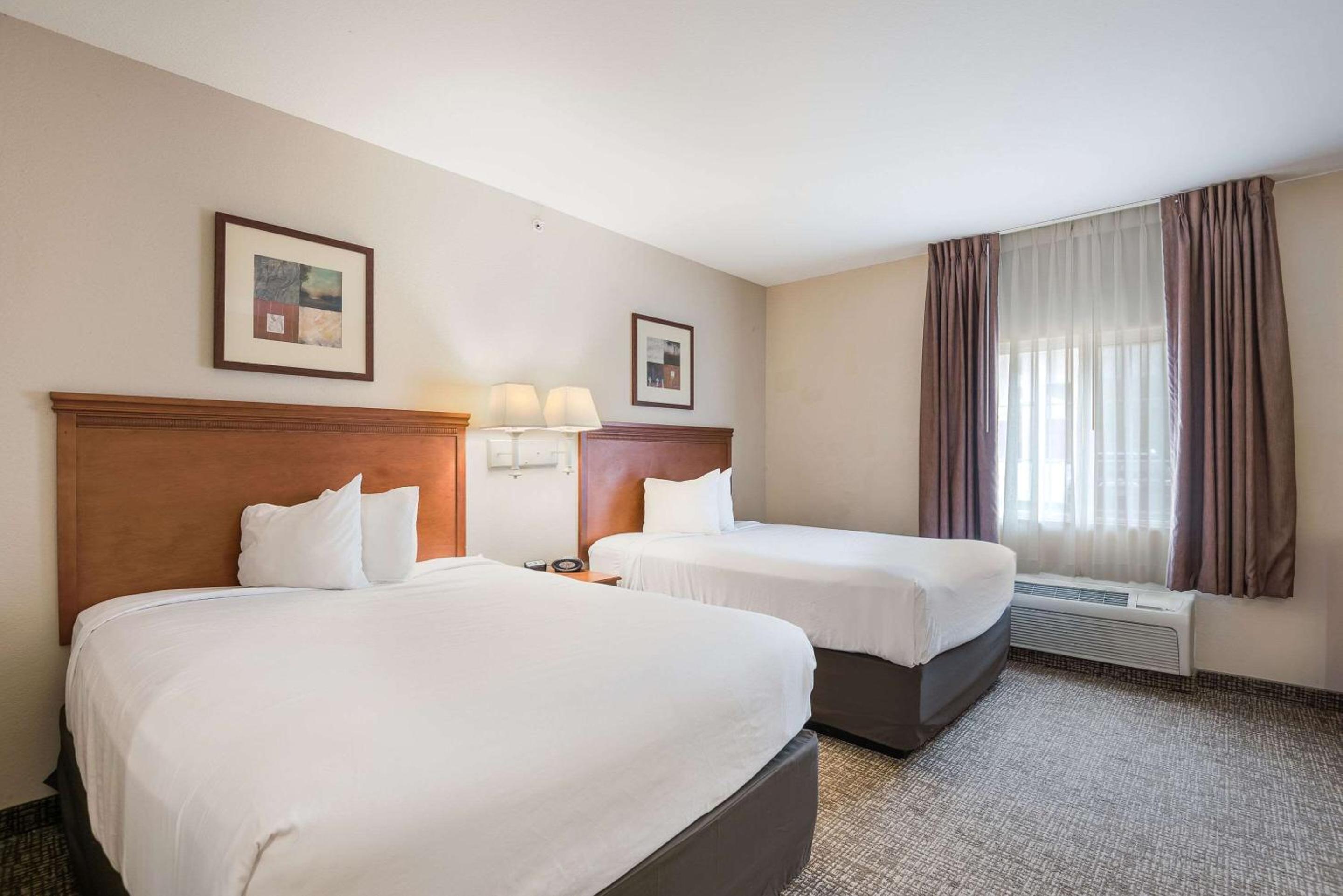 Queen Room with Two Queen Beds - Non-Smoking - Photo 3