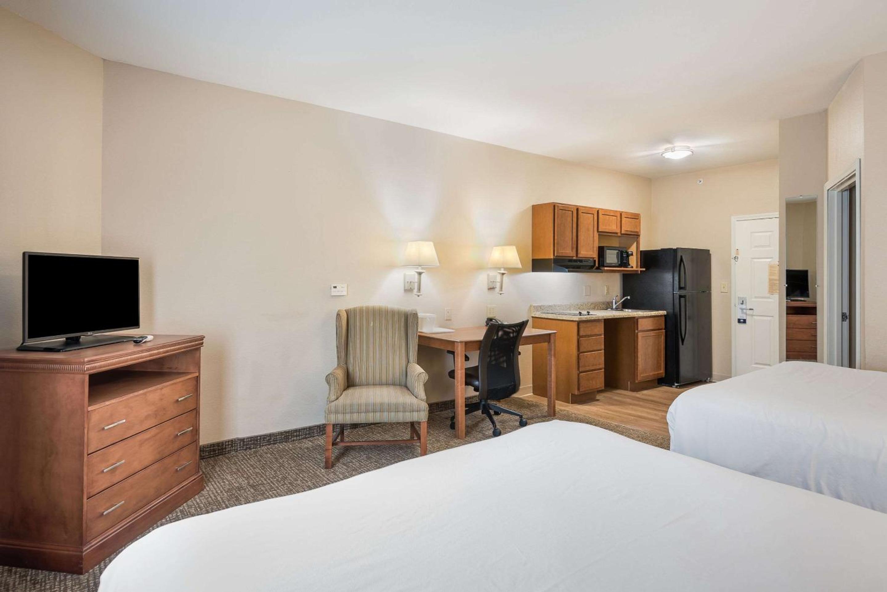 Queen Room with Two Queen Beds - Non-Smoking - Photo 2