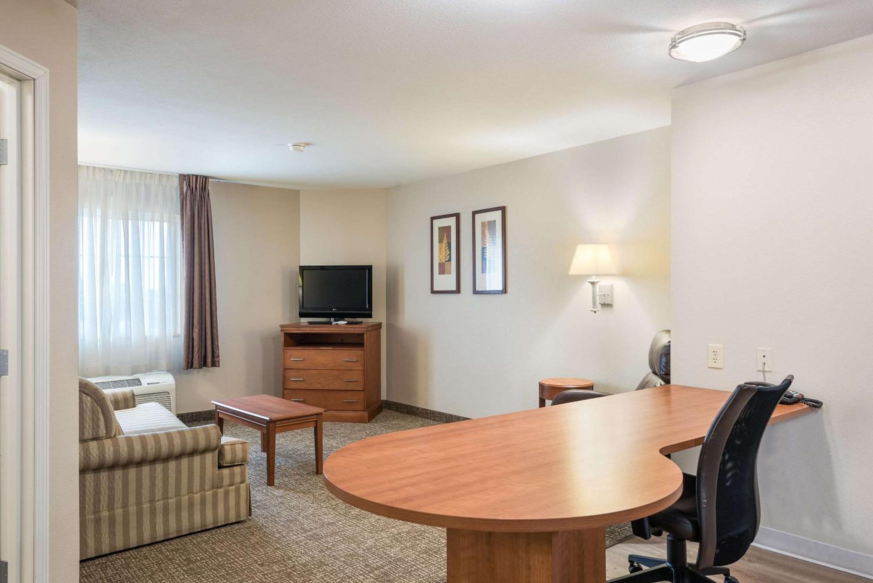 Efficiency King Suite - Non-Smoking - Photo 6