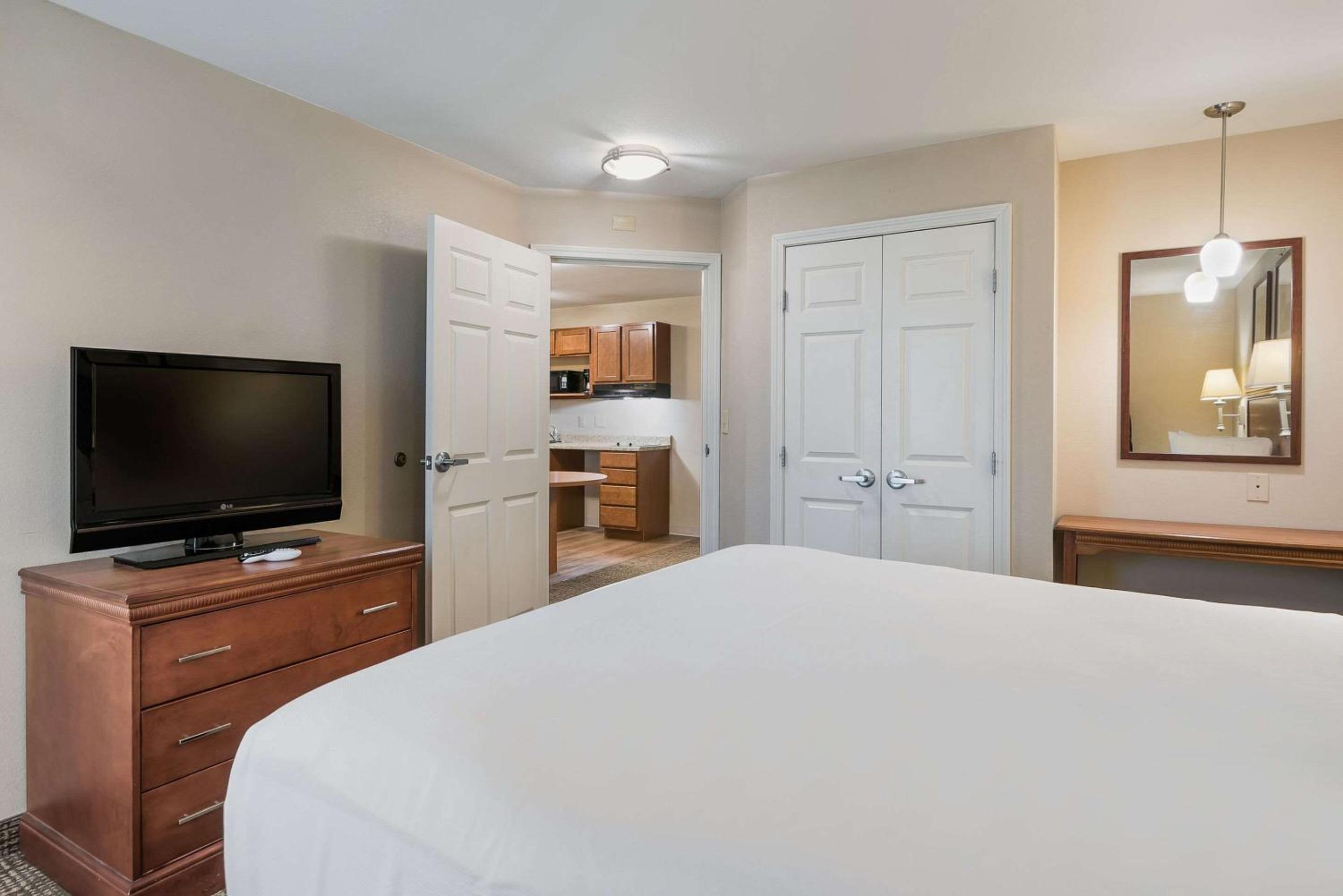 Efficiency King Suite - Non-Smoking - Photo 7
