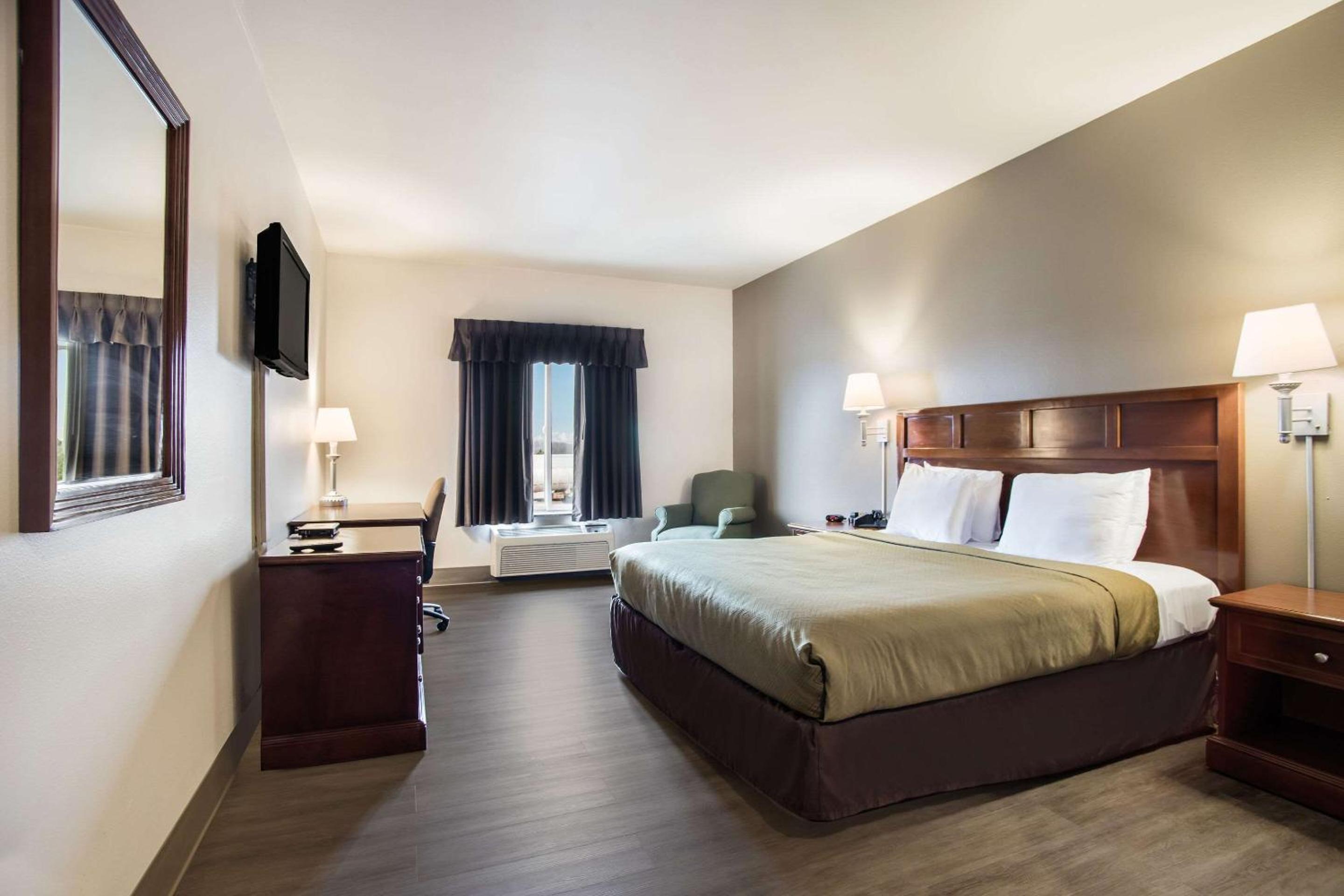 King Room - Non-Smoking - Photo 2