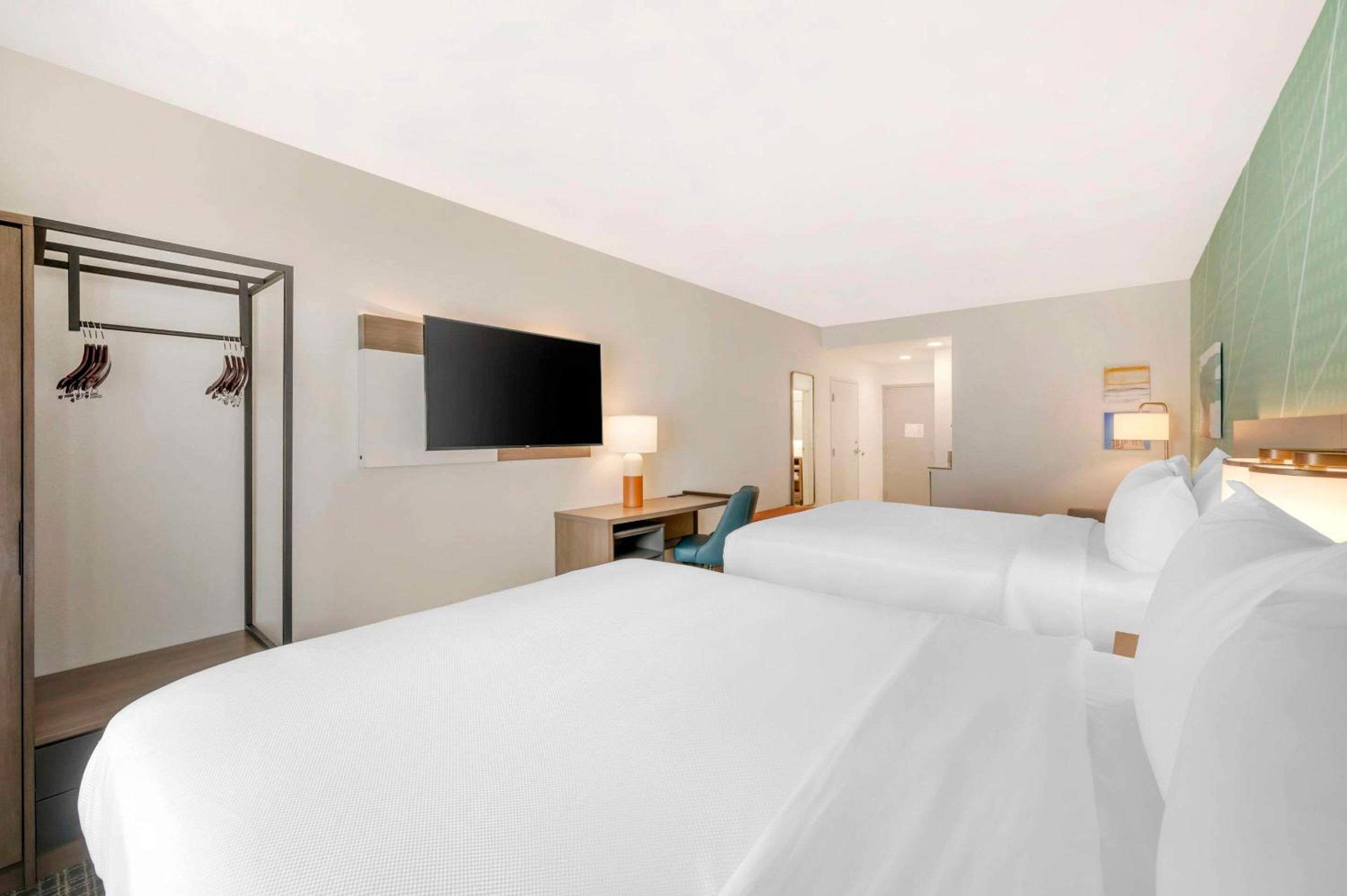 Queen Suite with Two Queen Beds - Non Smoking - Photo 3