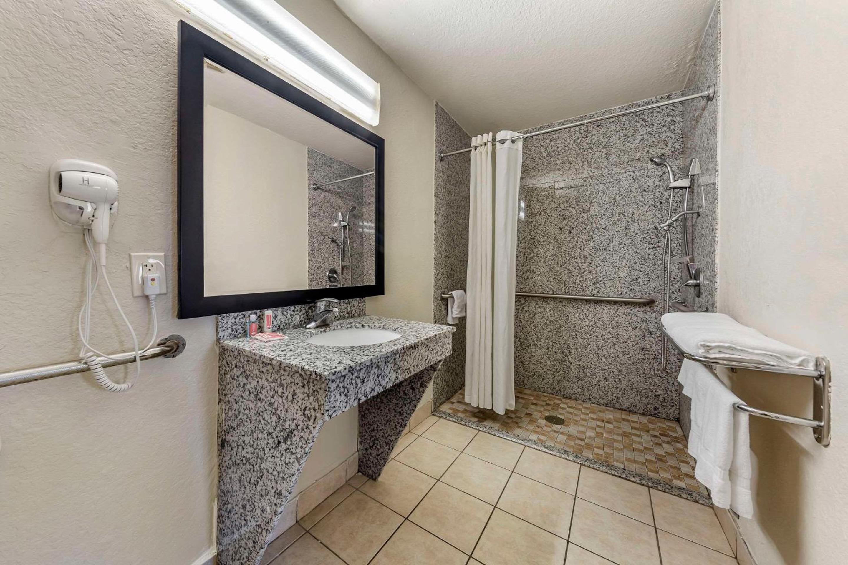 King Room - Non-Smoking - Photo 4