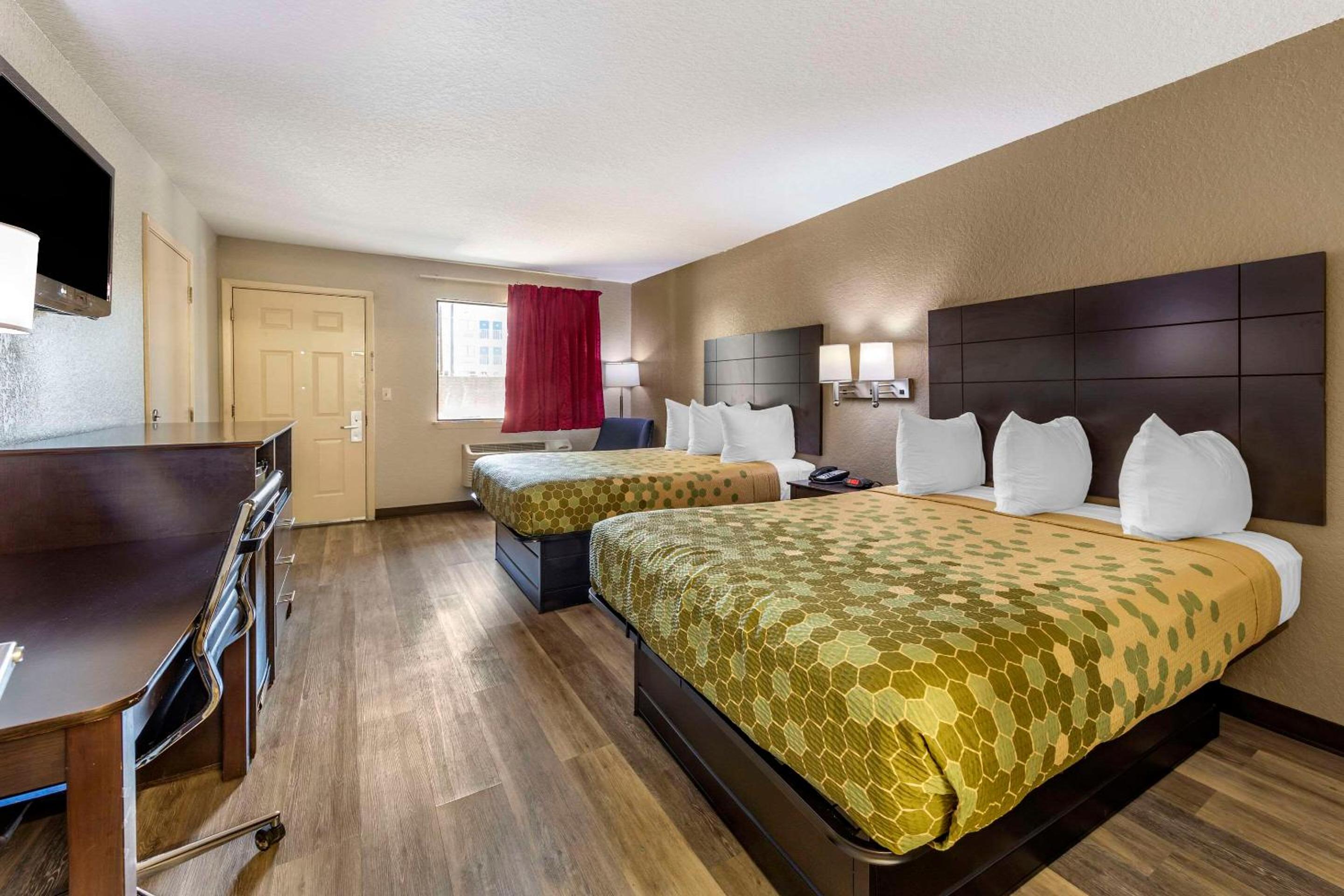Queen Room with Two Queen Beds - Non-Smoking - Photo 1