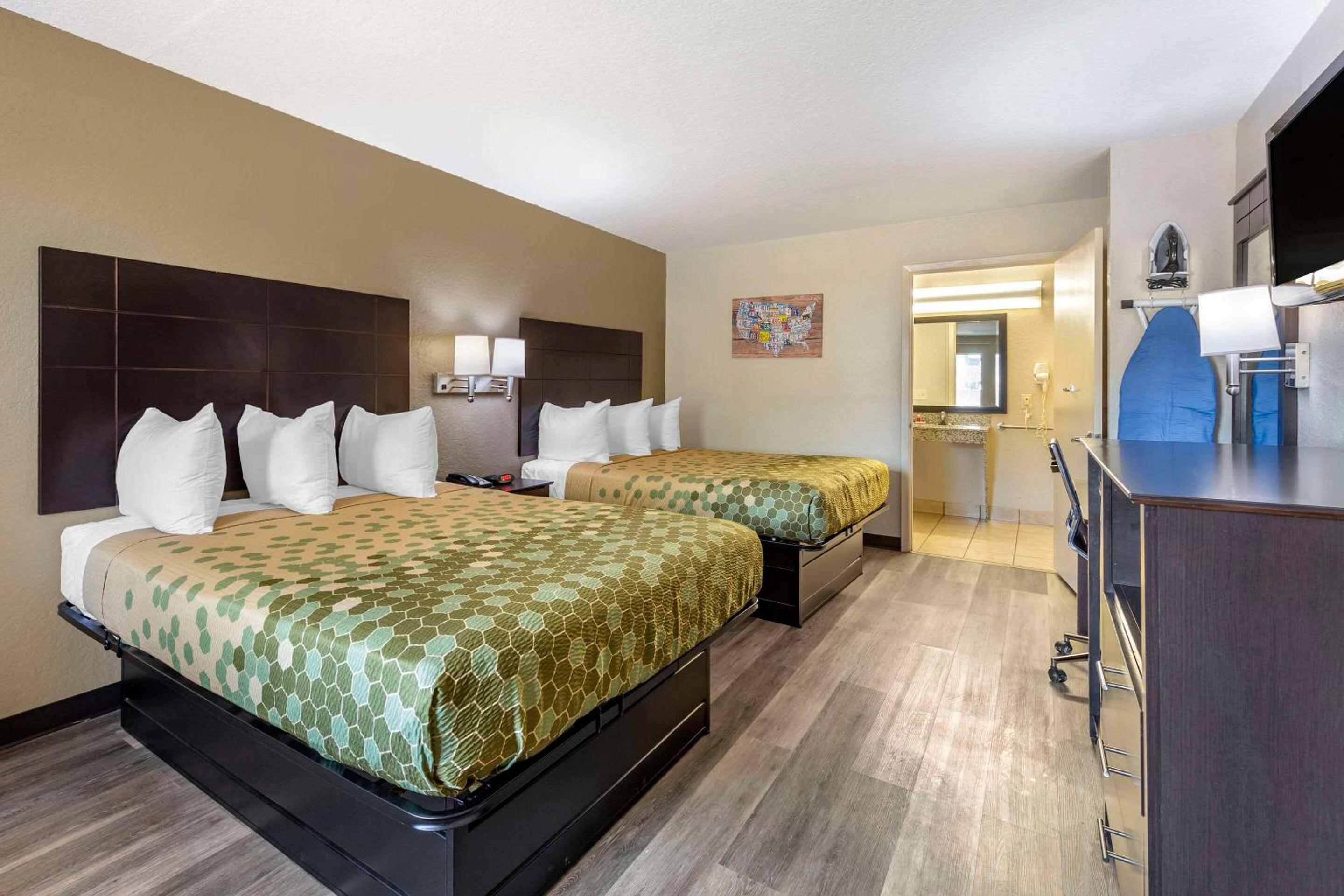 Queen Room with Two Queen Beds - Non-Smoking - Photo 3