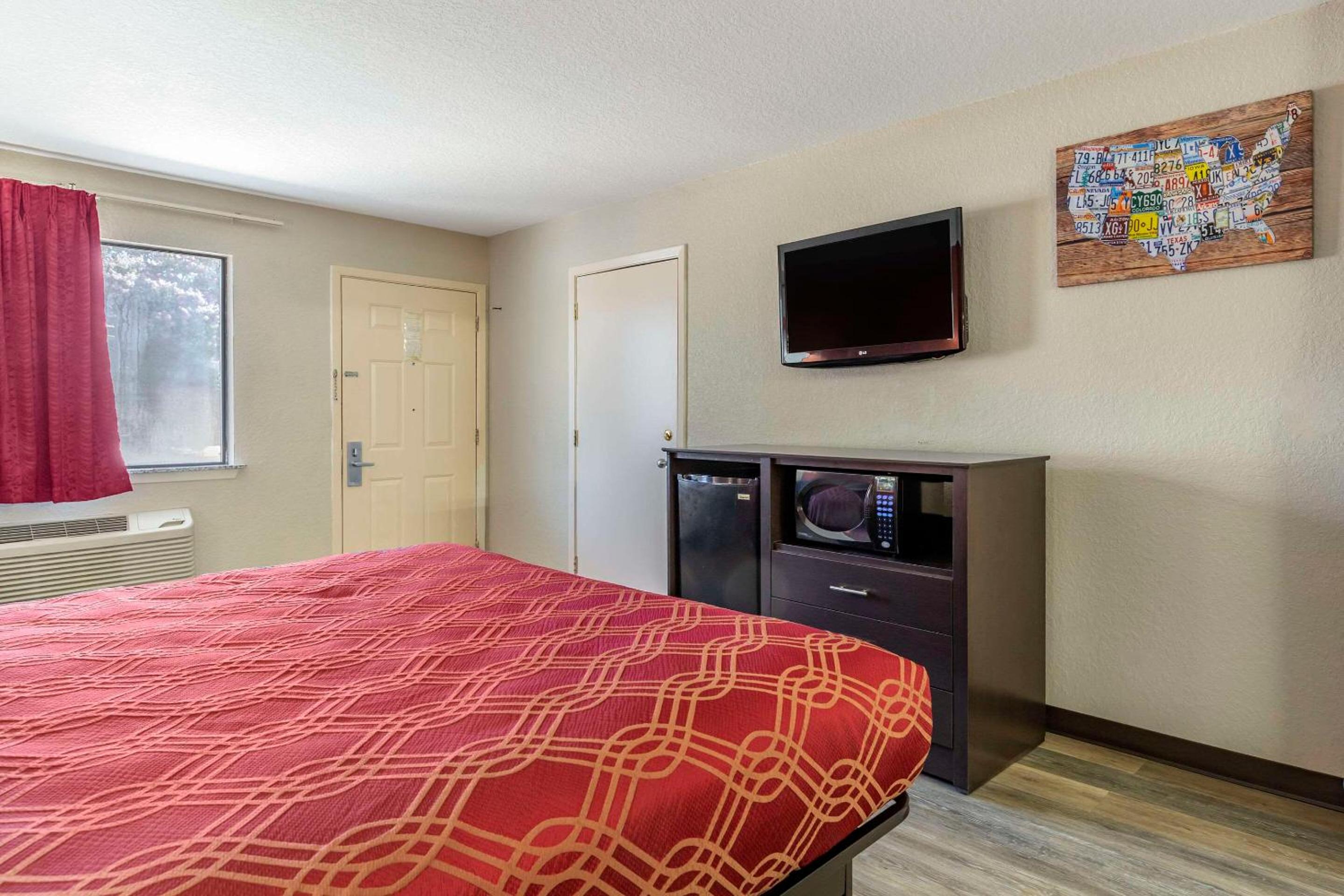 King Room - Non-Smoking - Photo 3