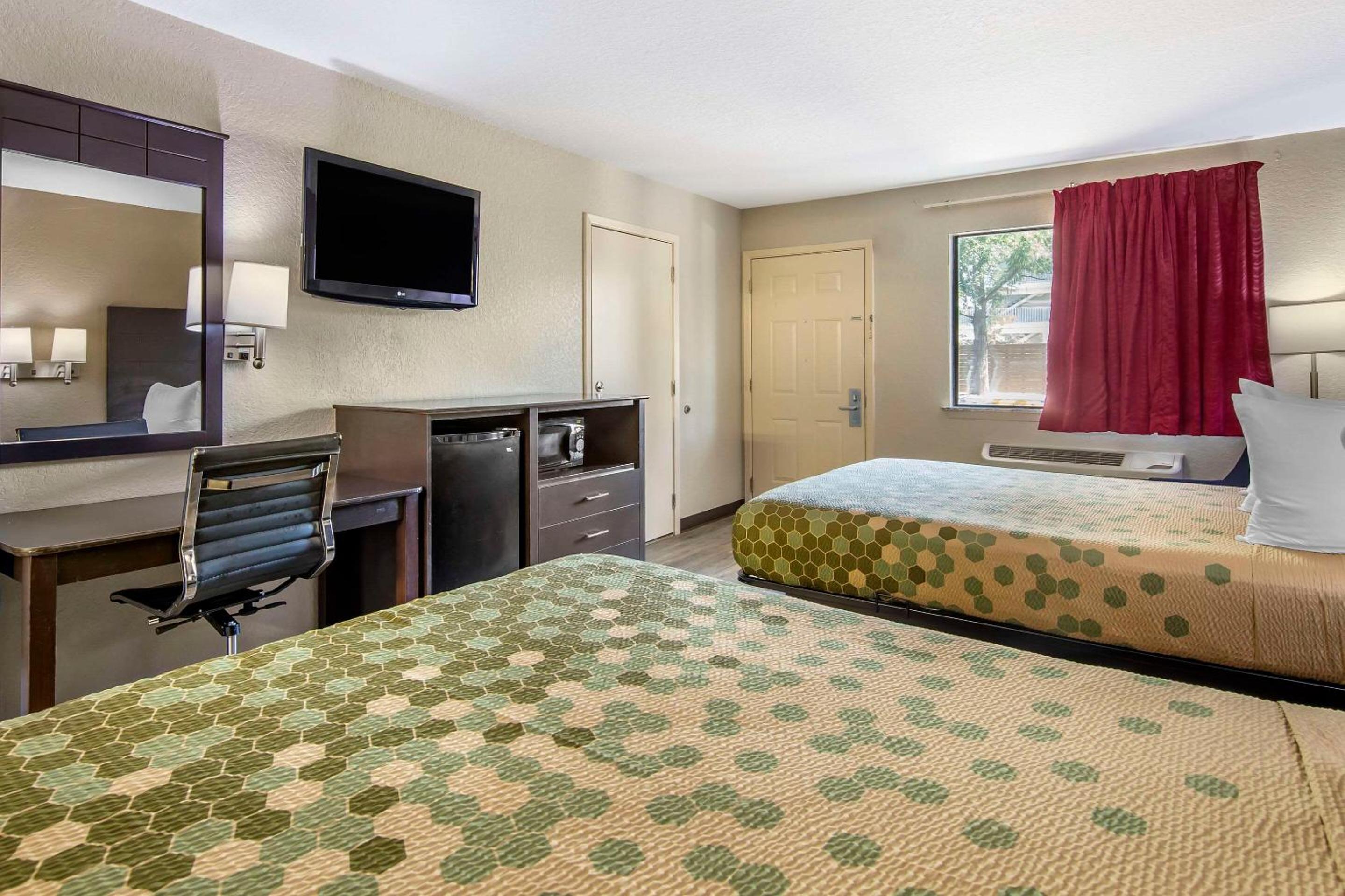 Queen Room with Two Queen Beds - Non-Smoking - Photo 2