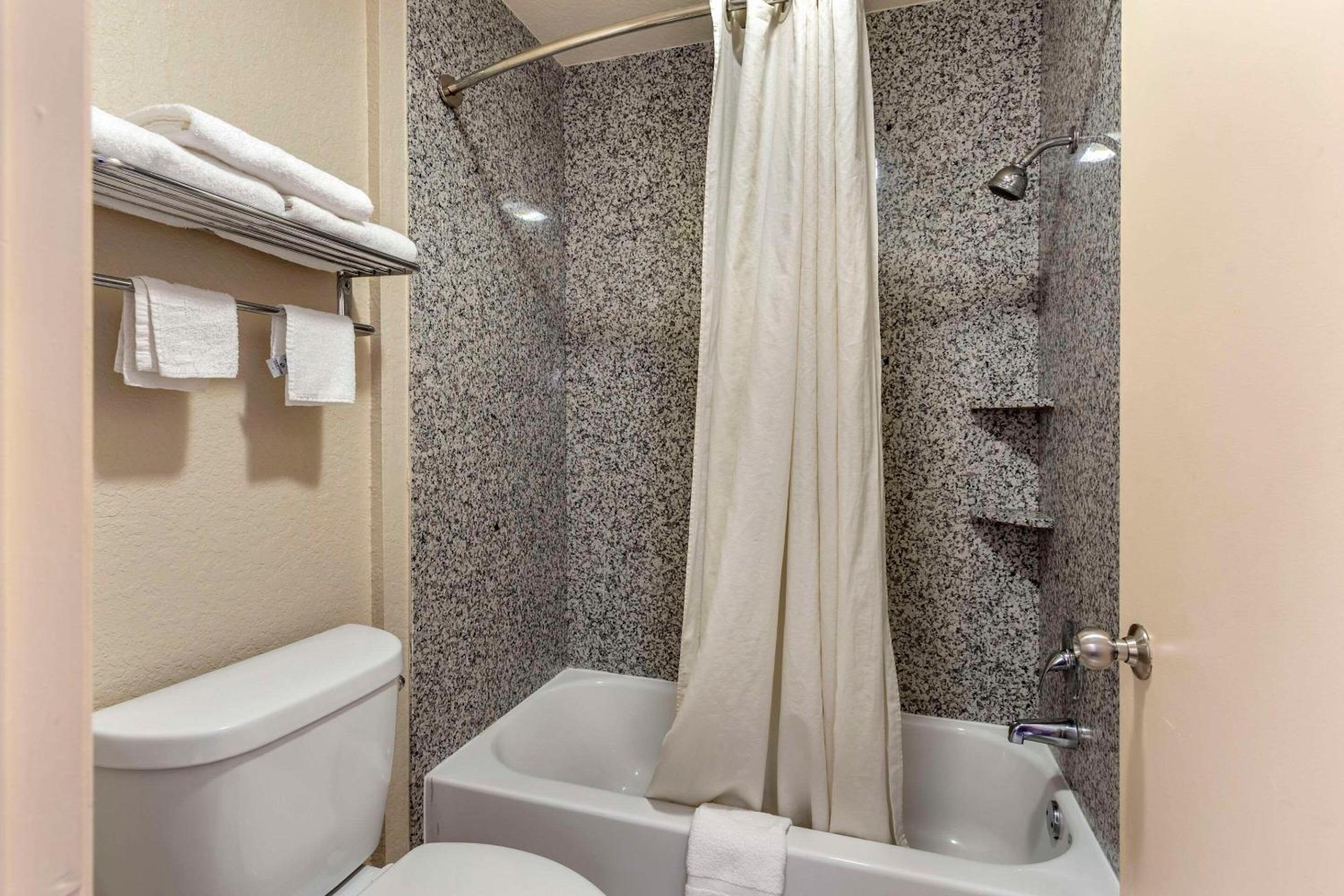 King Room - Disability Access/Non-Smoking - Photo 4