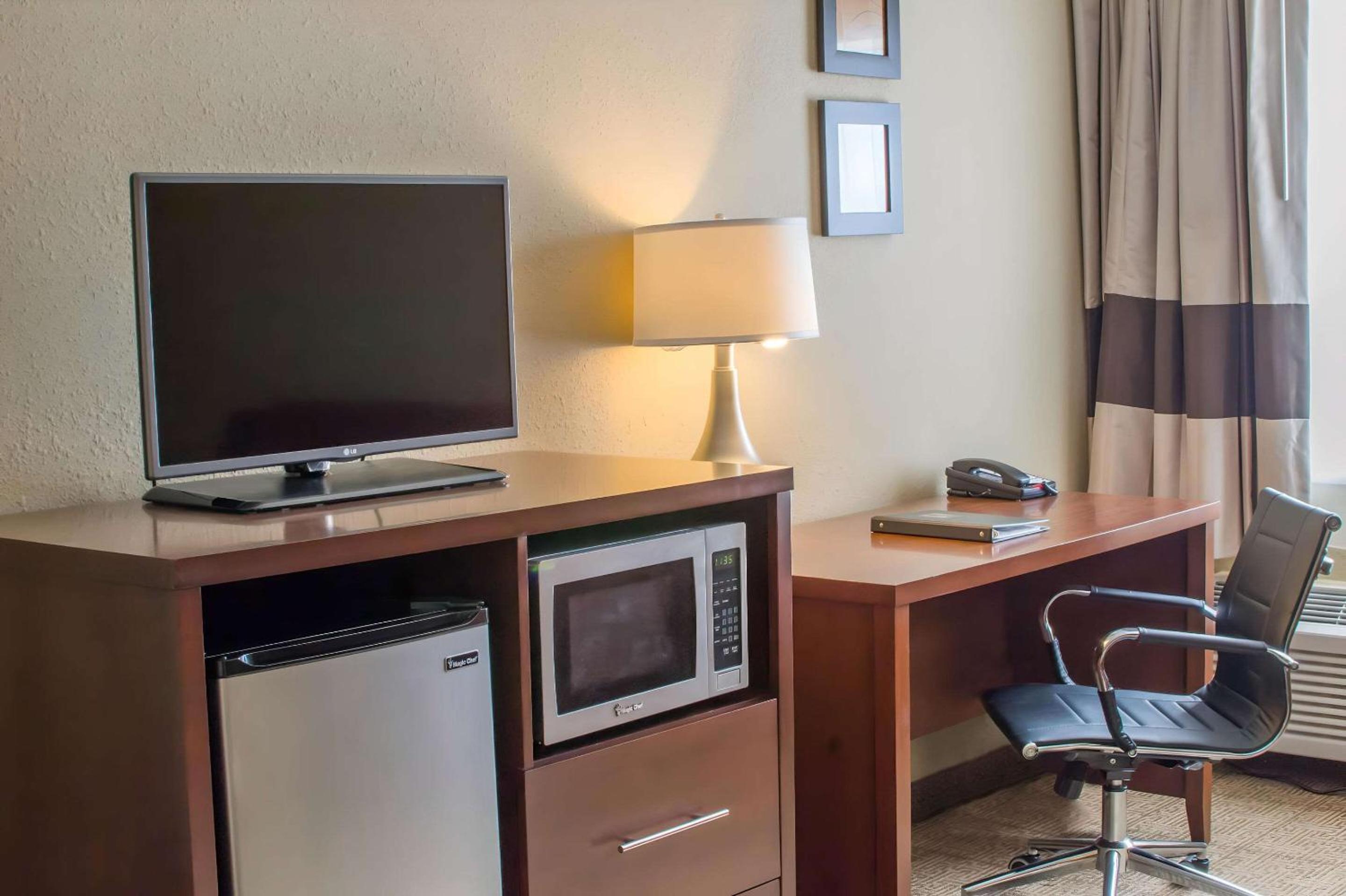King Suite - Non-Smoking - Photo 3