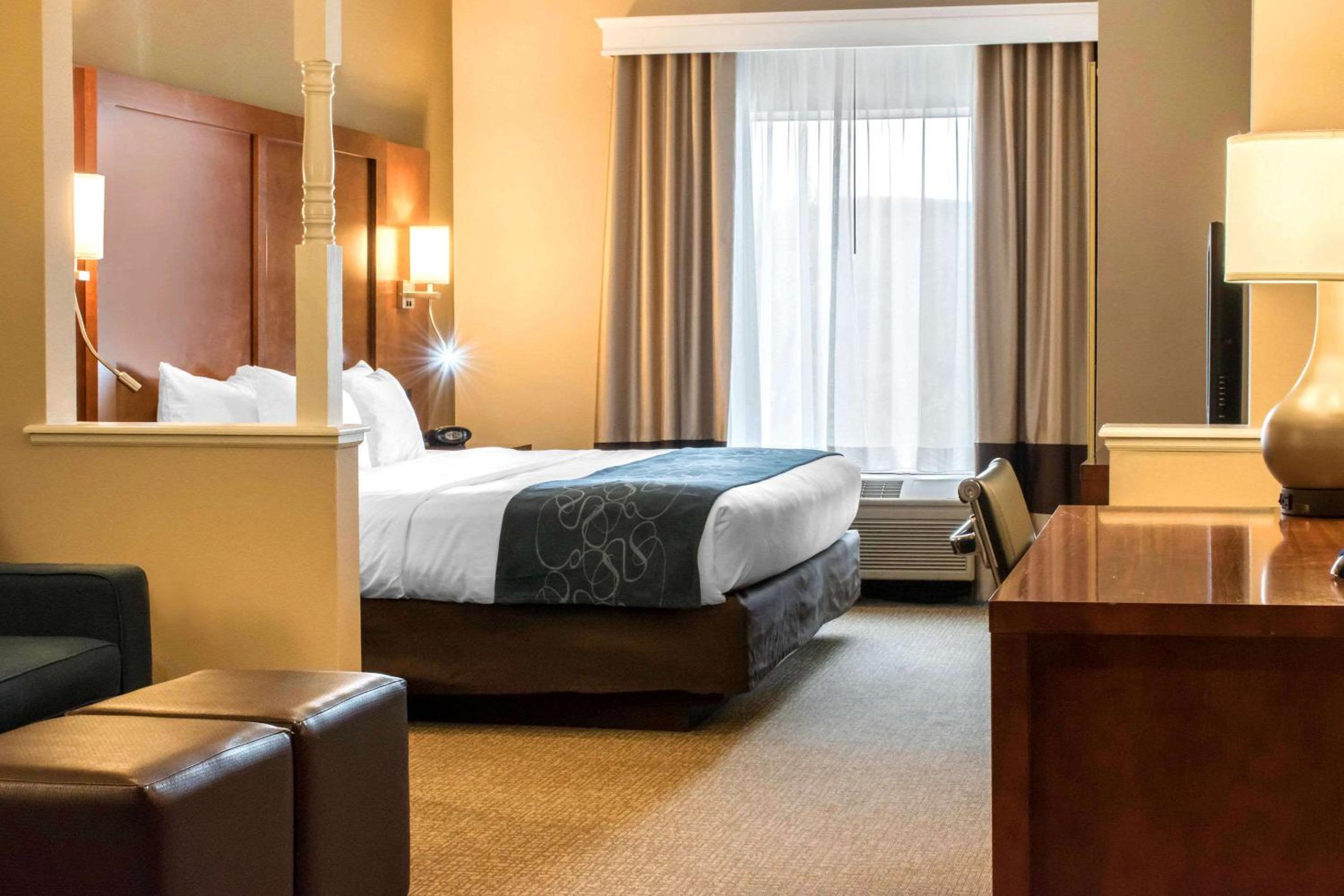 King Suite with Sofa Bed - Non Smoking - Photo 2