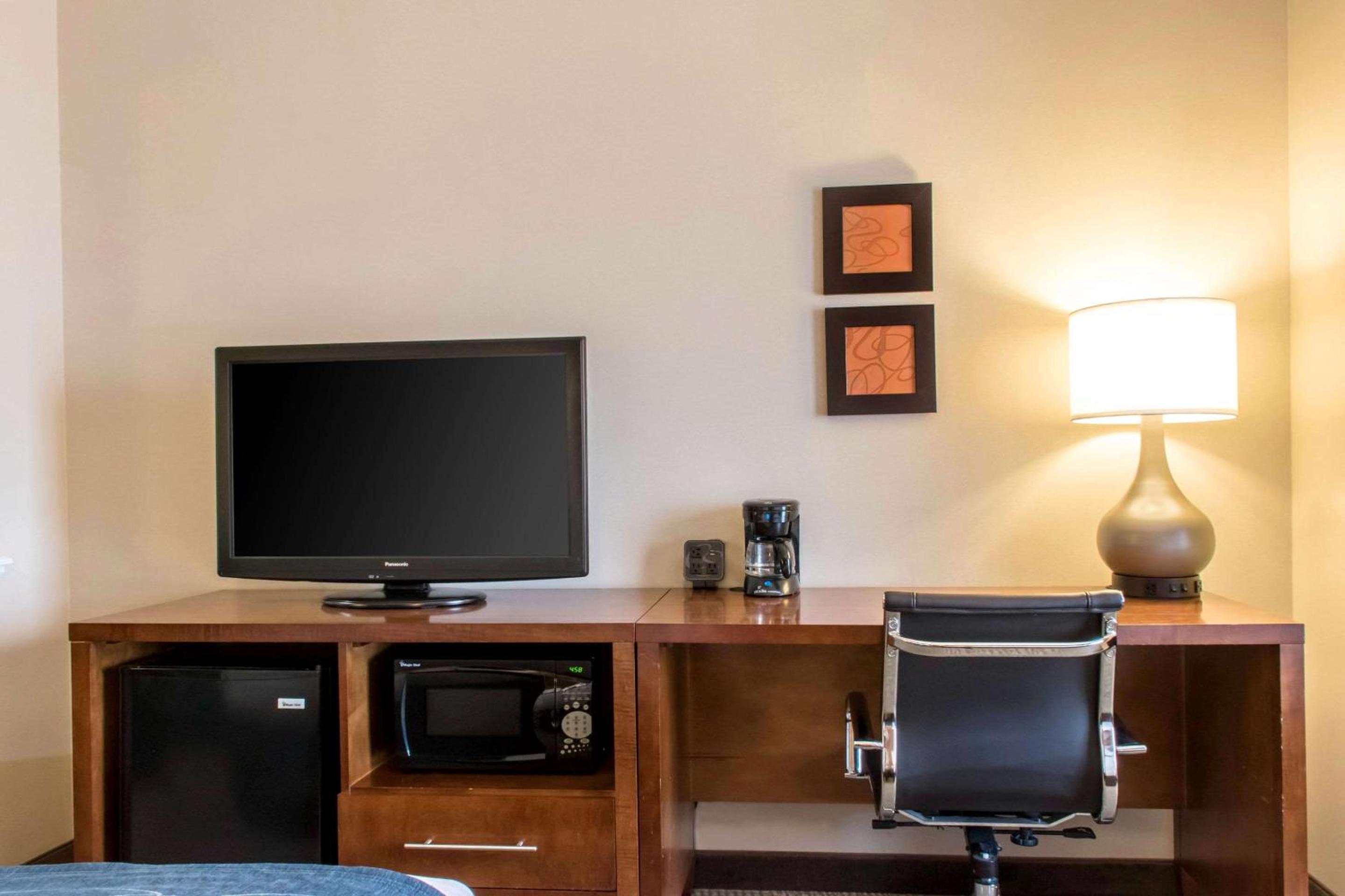 King Suite with Sofa Bed - Non Smoking - Photo 5