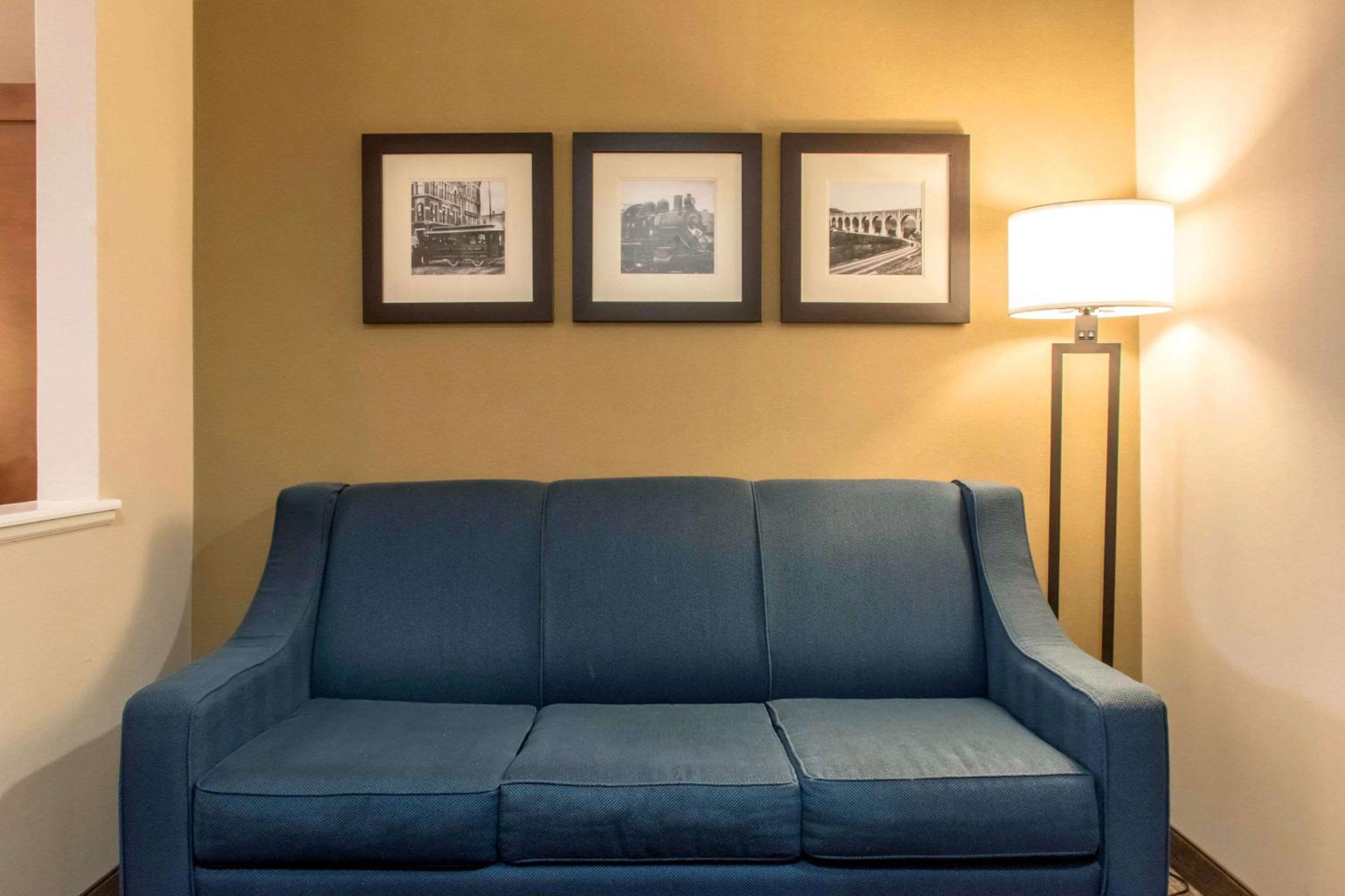 King Suite with Sofa Bed - Non Smoking - Photo 4