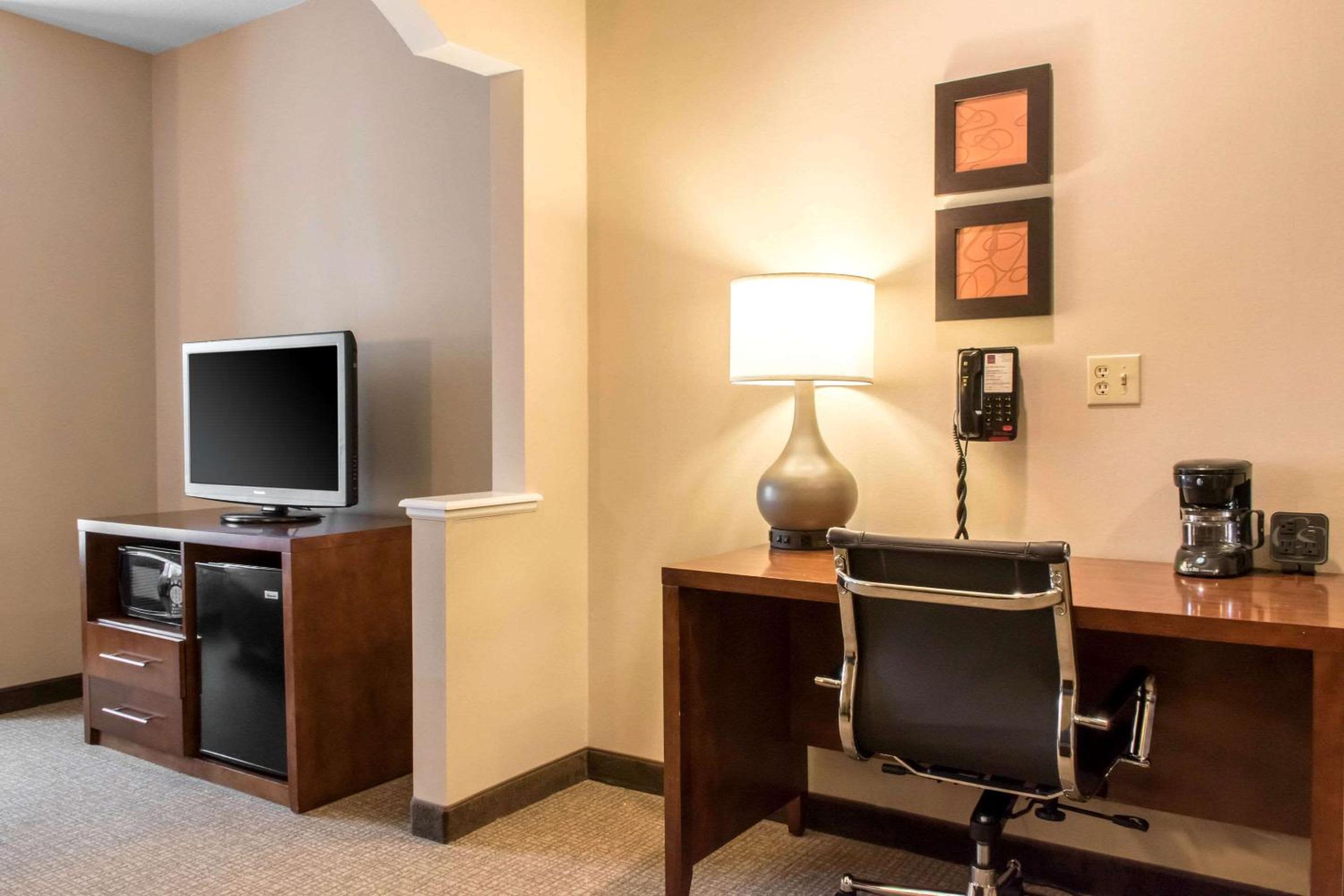 King Suite with Sofa Bed - Non Smoking - Photo 6