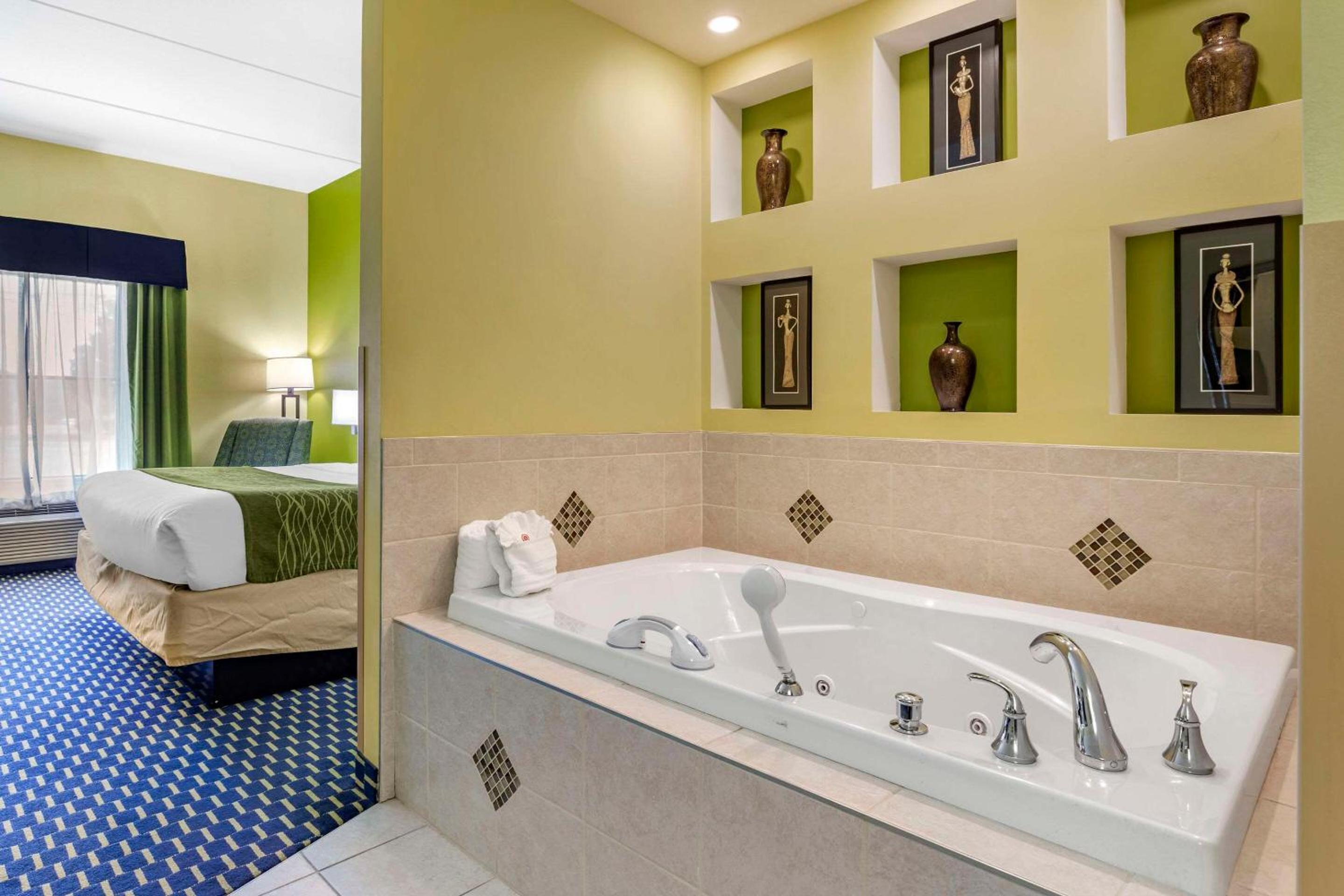 King Suite - Non-Smoking - Photo 2
