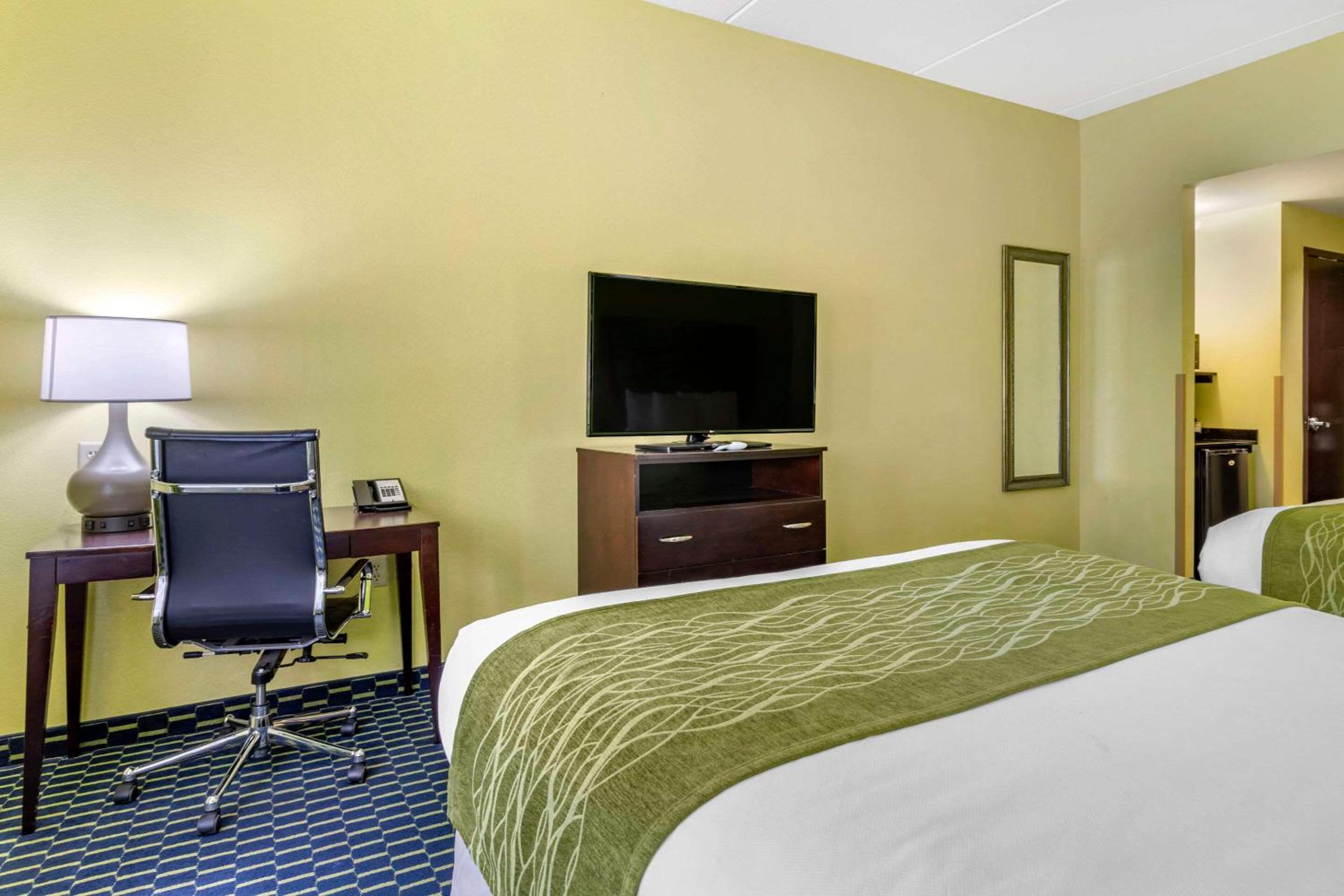 Queen Room with Two Queen Beds - Non-Smoking - Photo 3
