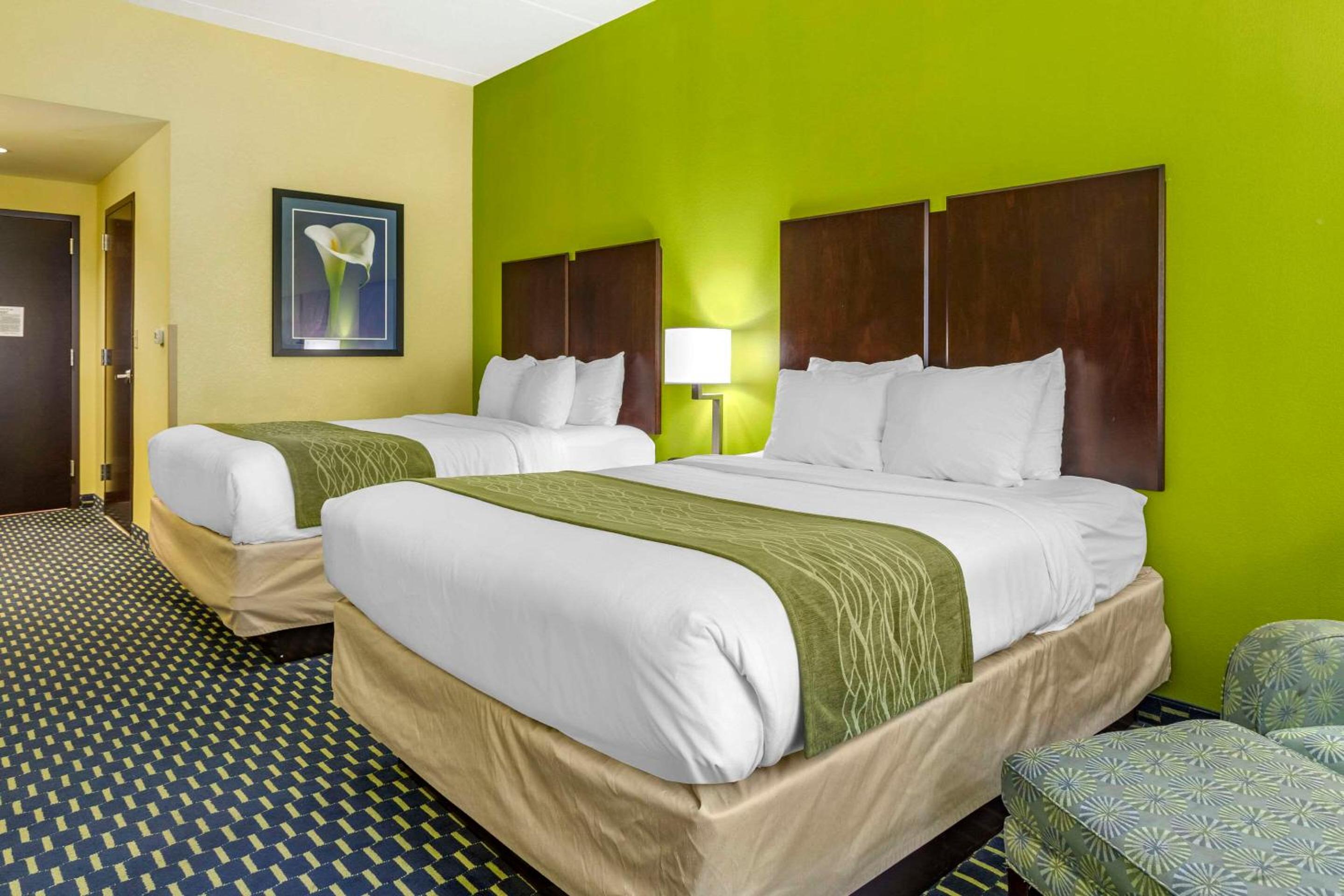 Queen Room with Two Queen Beds - Non-Smoking - Photo 2