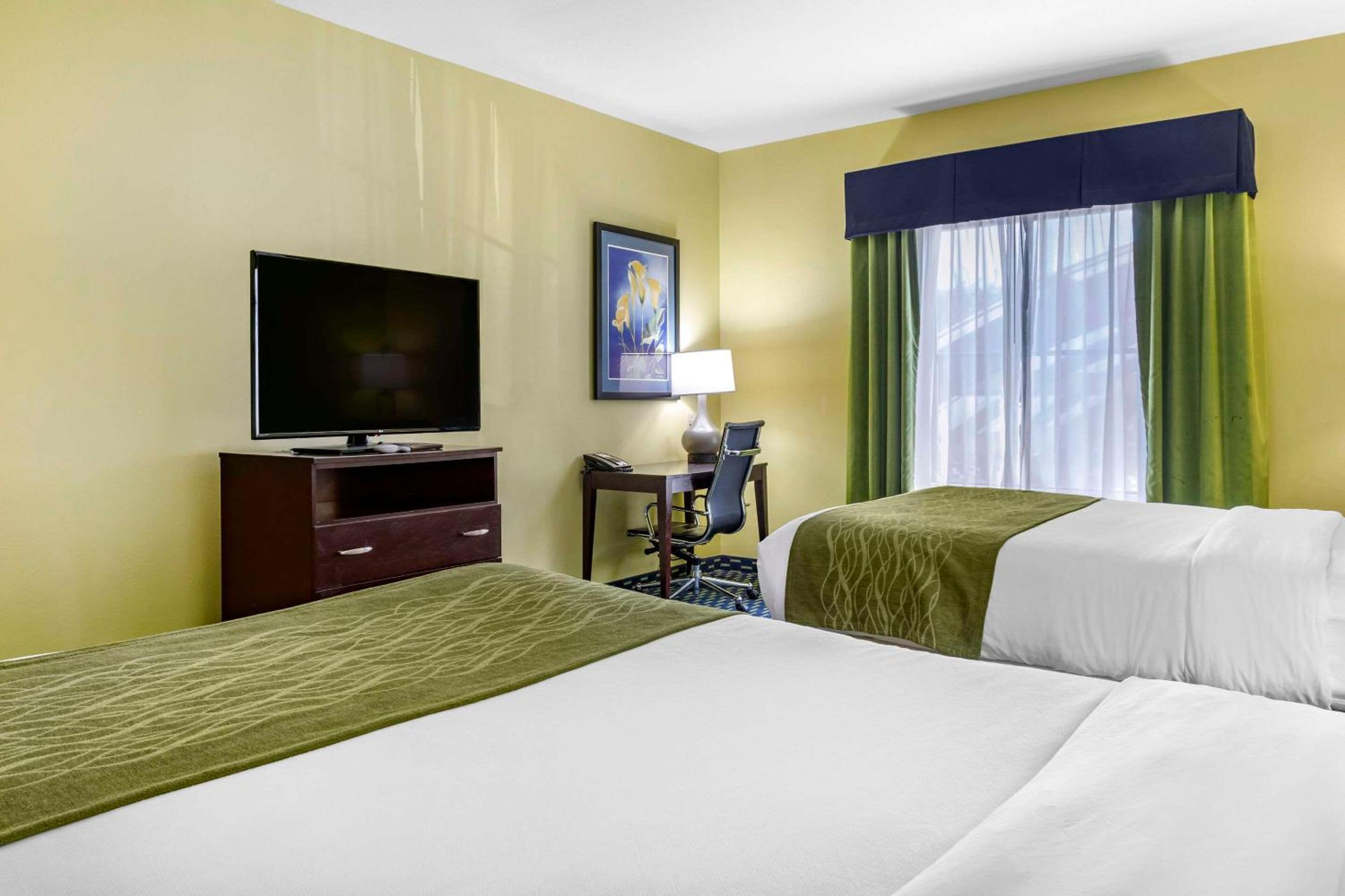 Superior Queen Room with Two Queen Beds - Non-Smoking - Photo 3