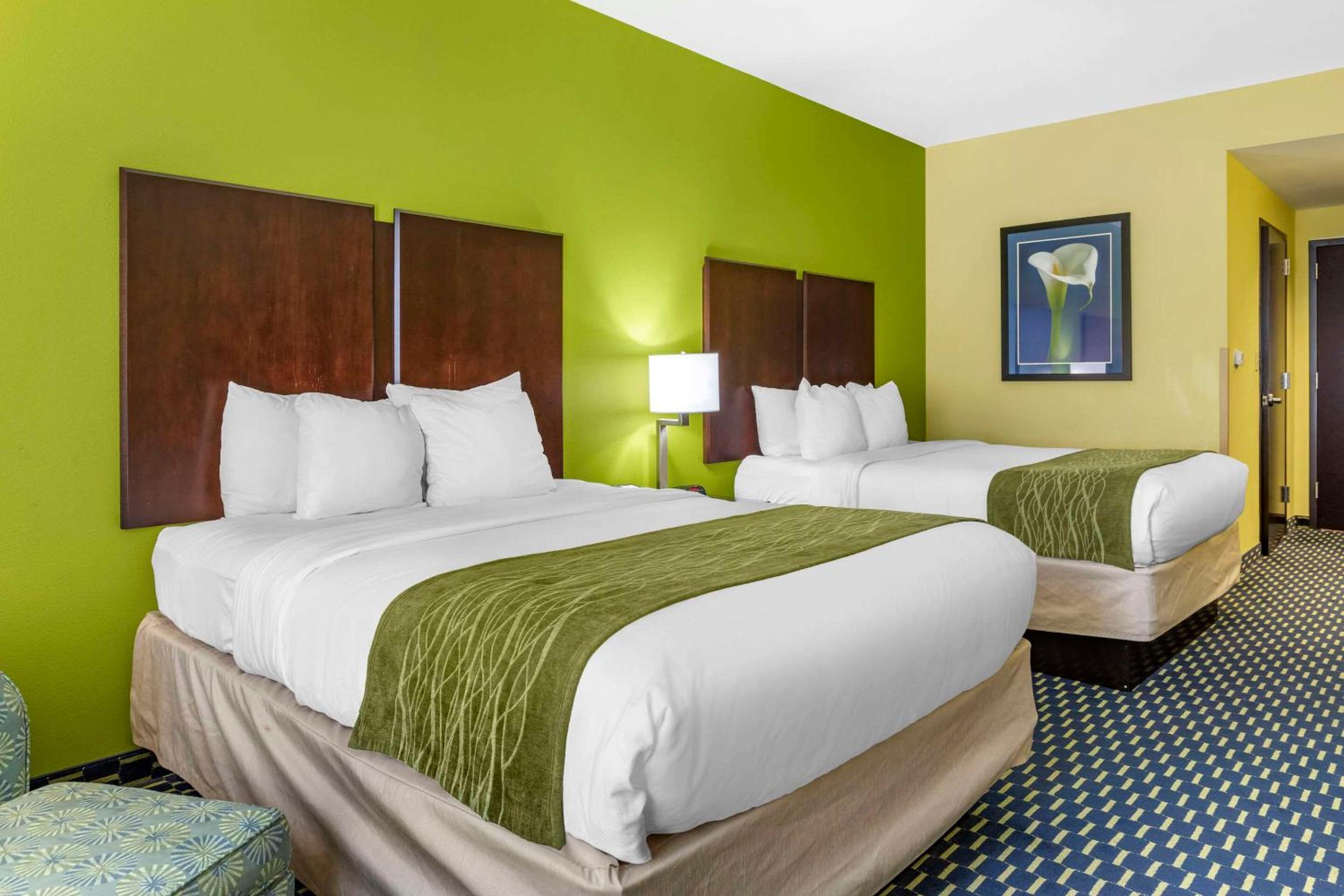 Superior Queen Room with Two Queen Beds - Non-Smoking - Photo 4