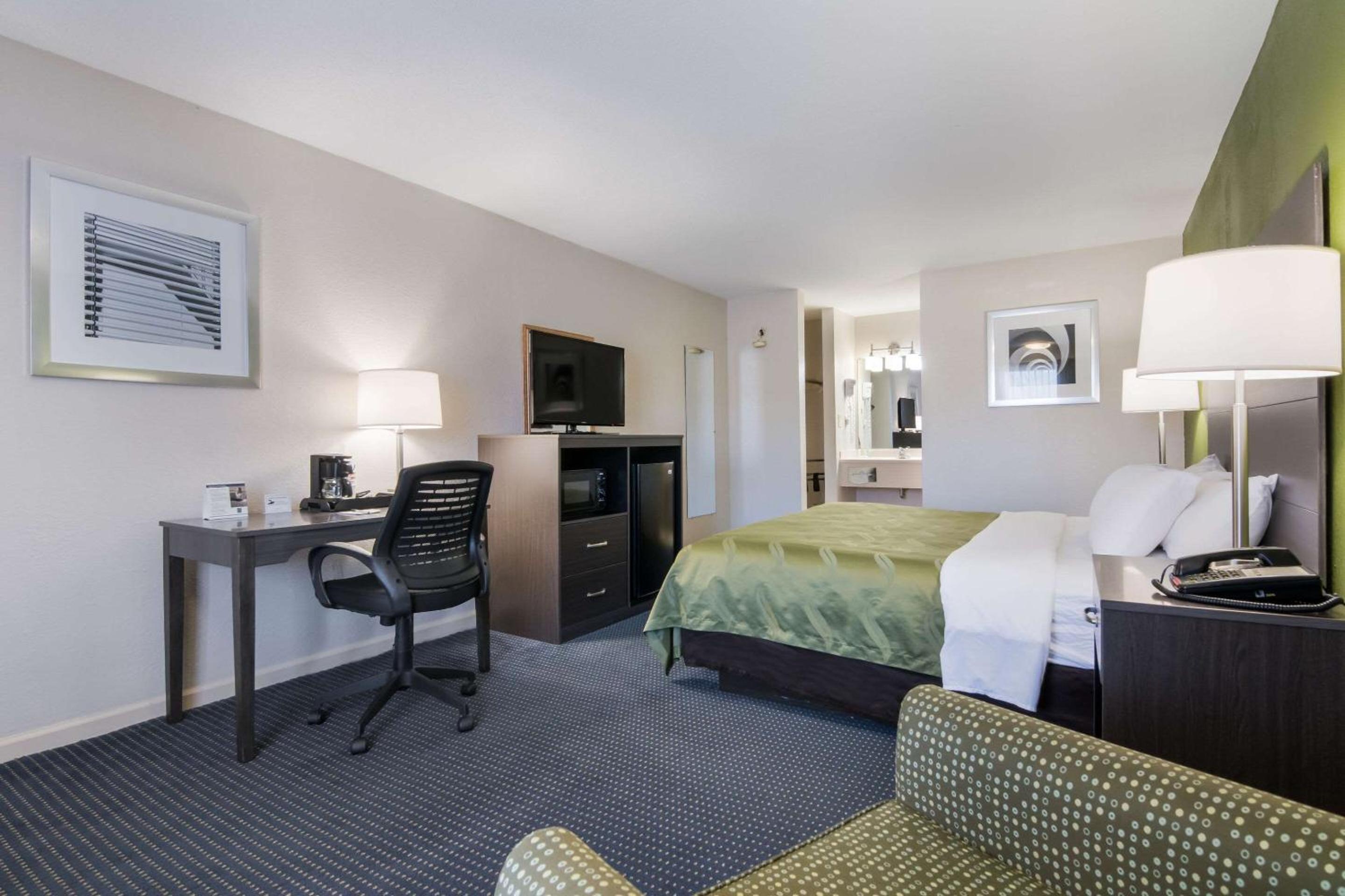 King Room - Non-Smoking - Photo 3