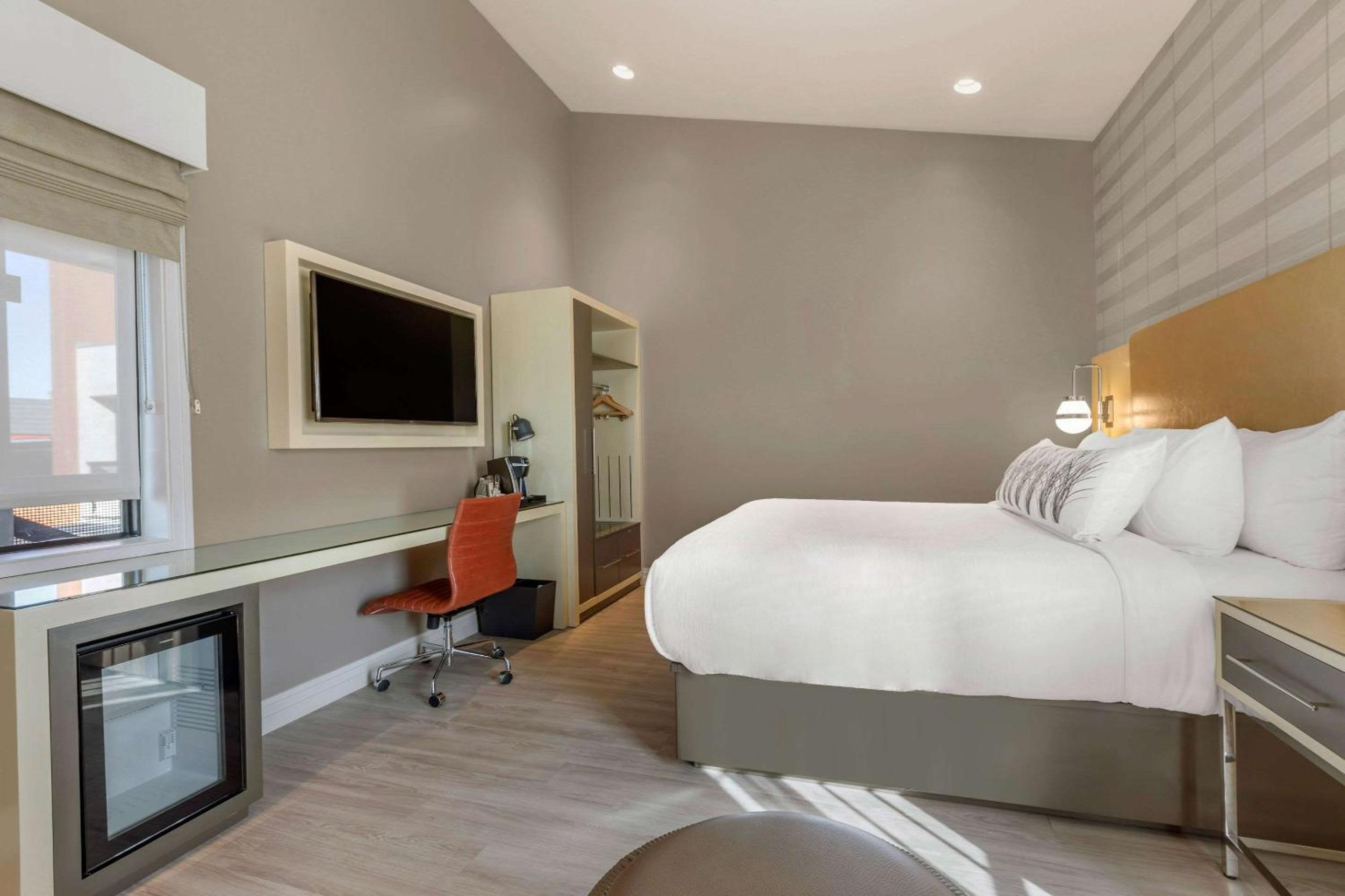 Deluxe Room, 1 King Bed, Balcony, Non Smoking photo 3