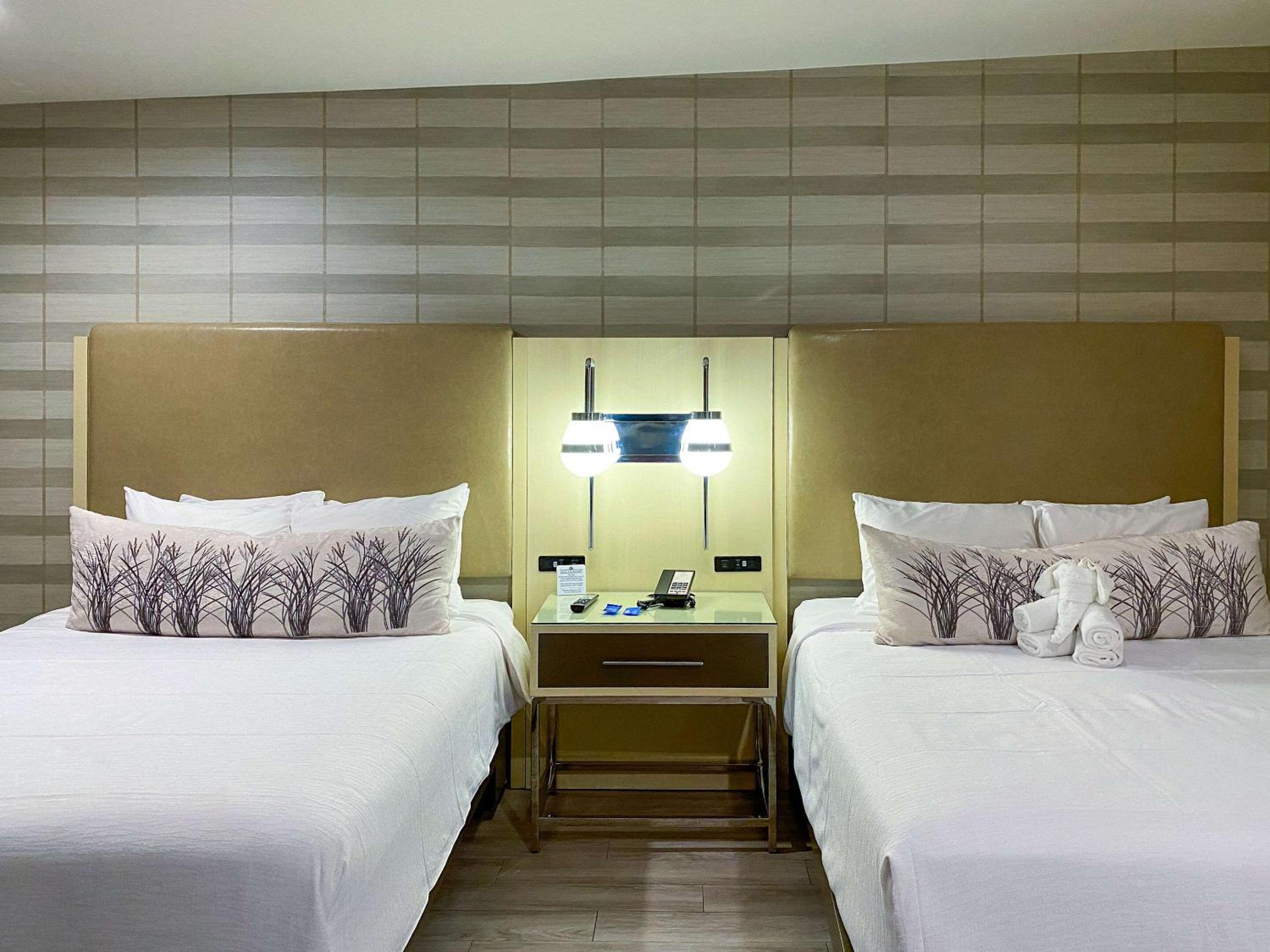 Standard Room, 2 Queen Beds, Accessible Roll-In Shower, Non Smokin photo 3
