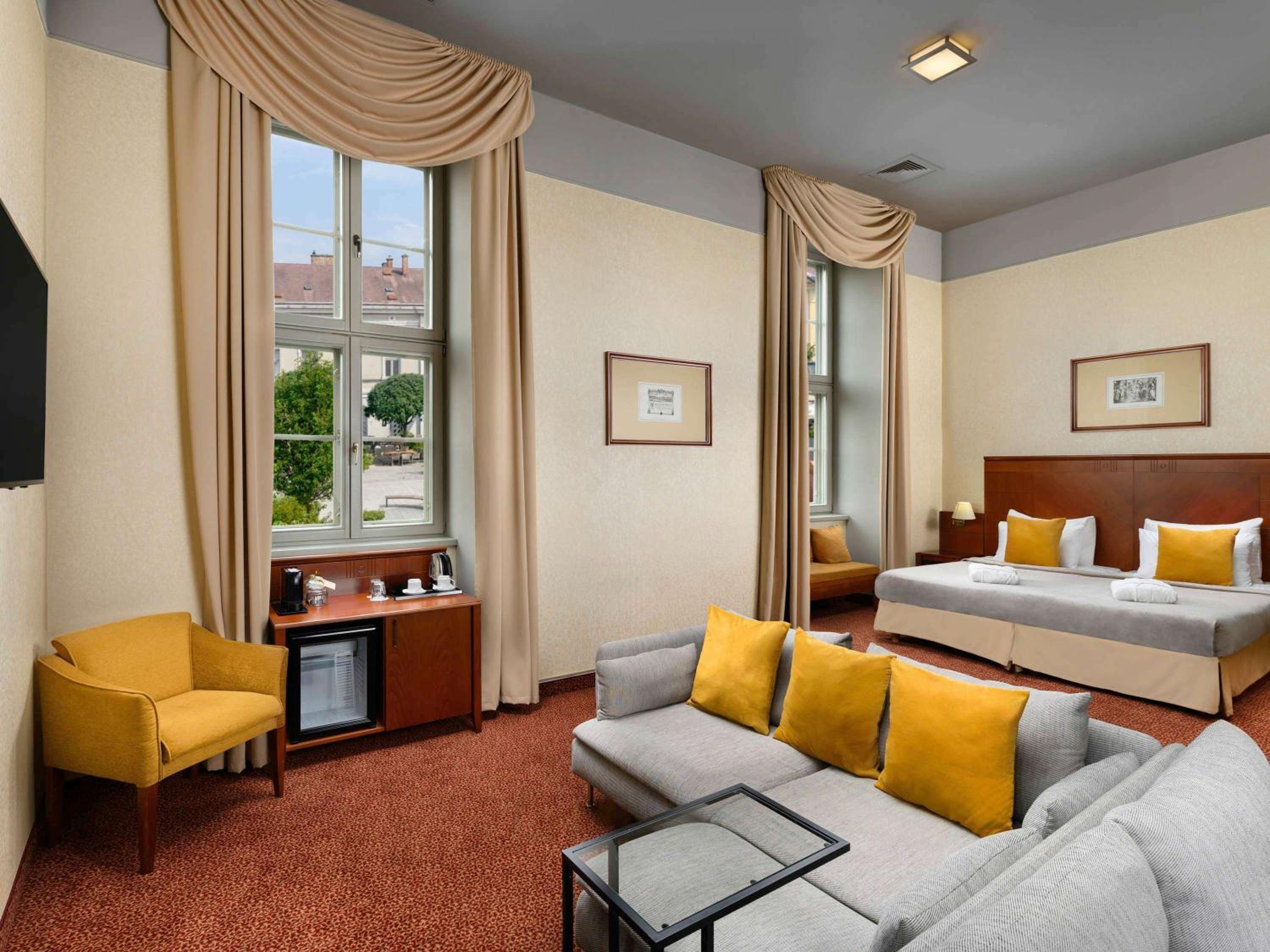 Junior Suite with Two Single Beds and Sofa Bed photo 1