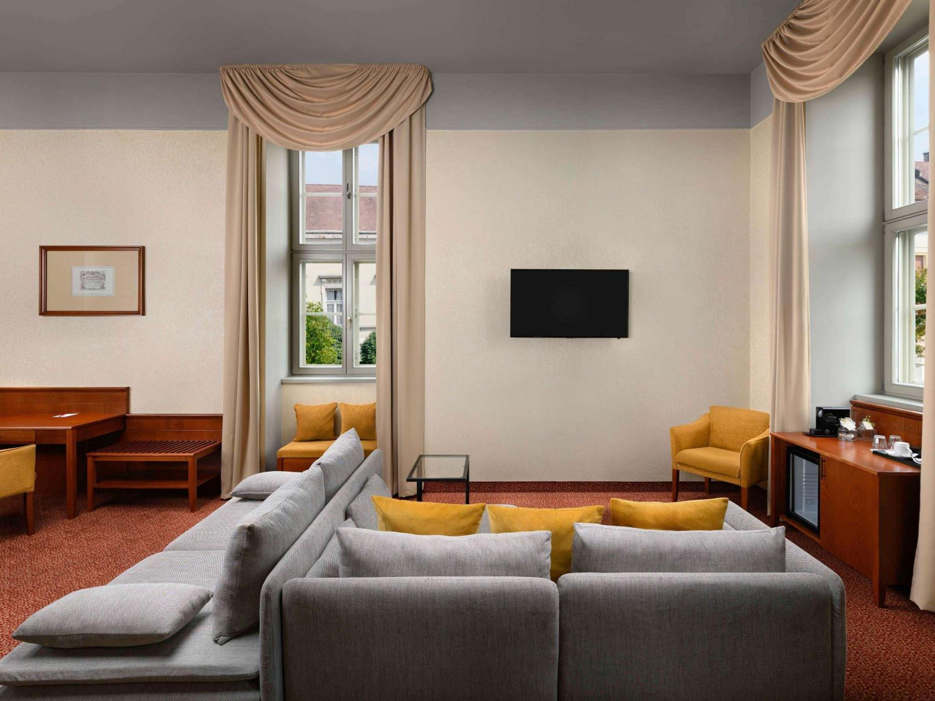 Junior Suite with Two Single Beds and Sofa Bed photo 3