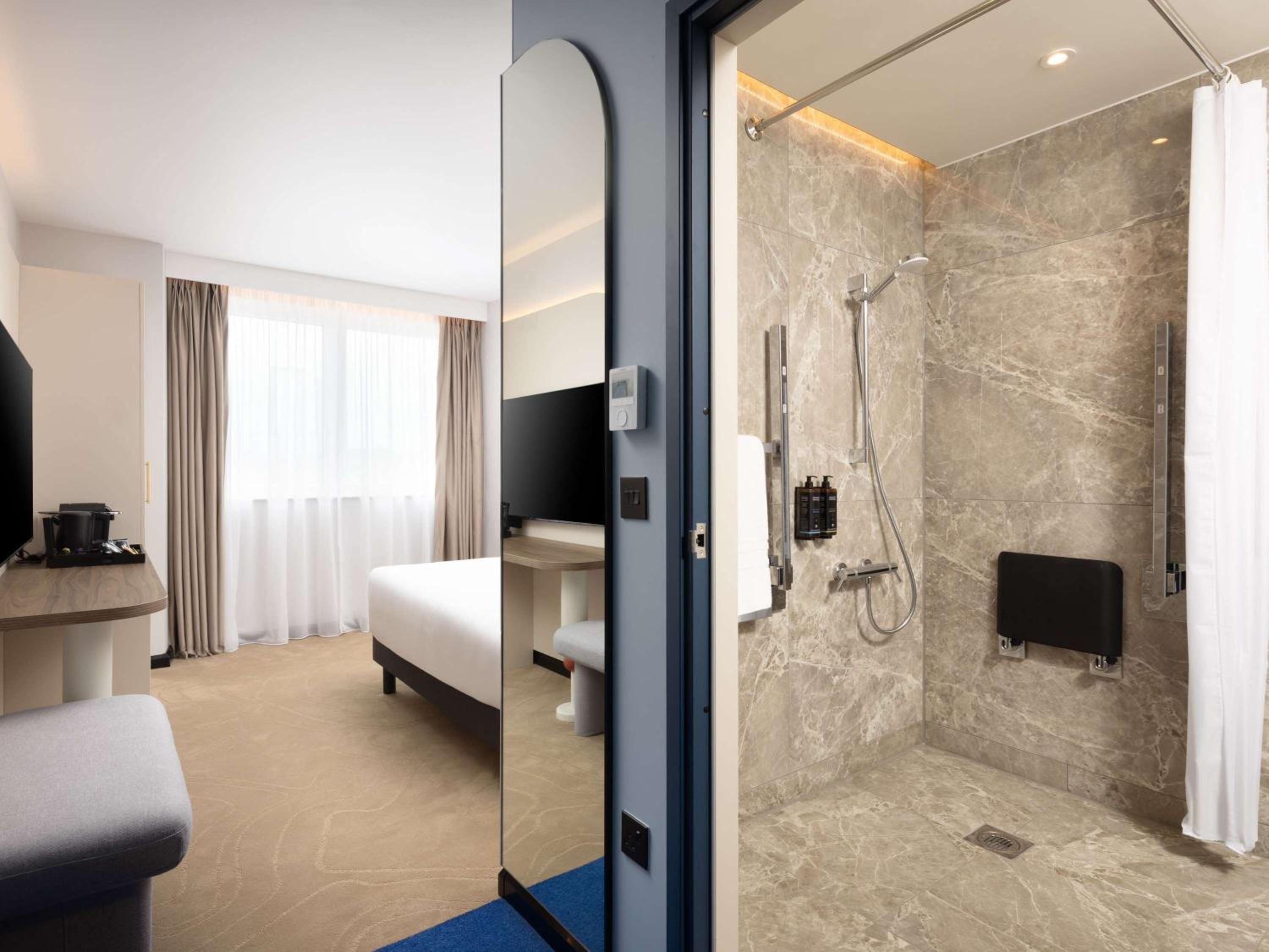 Standard Double Room with City View - Mobility Accessible photo 2