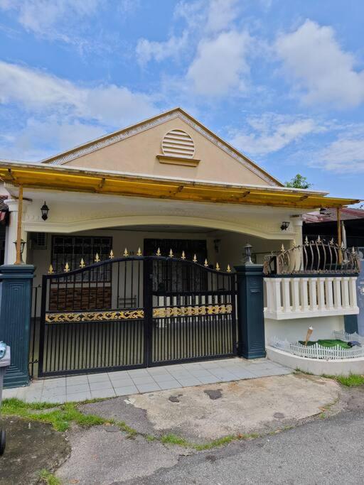 Three-Bedroom House photo 1