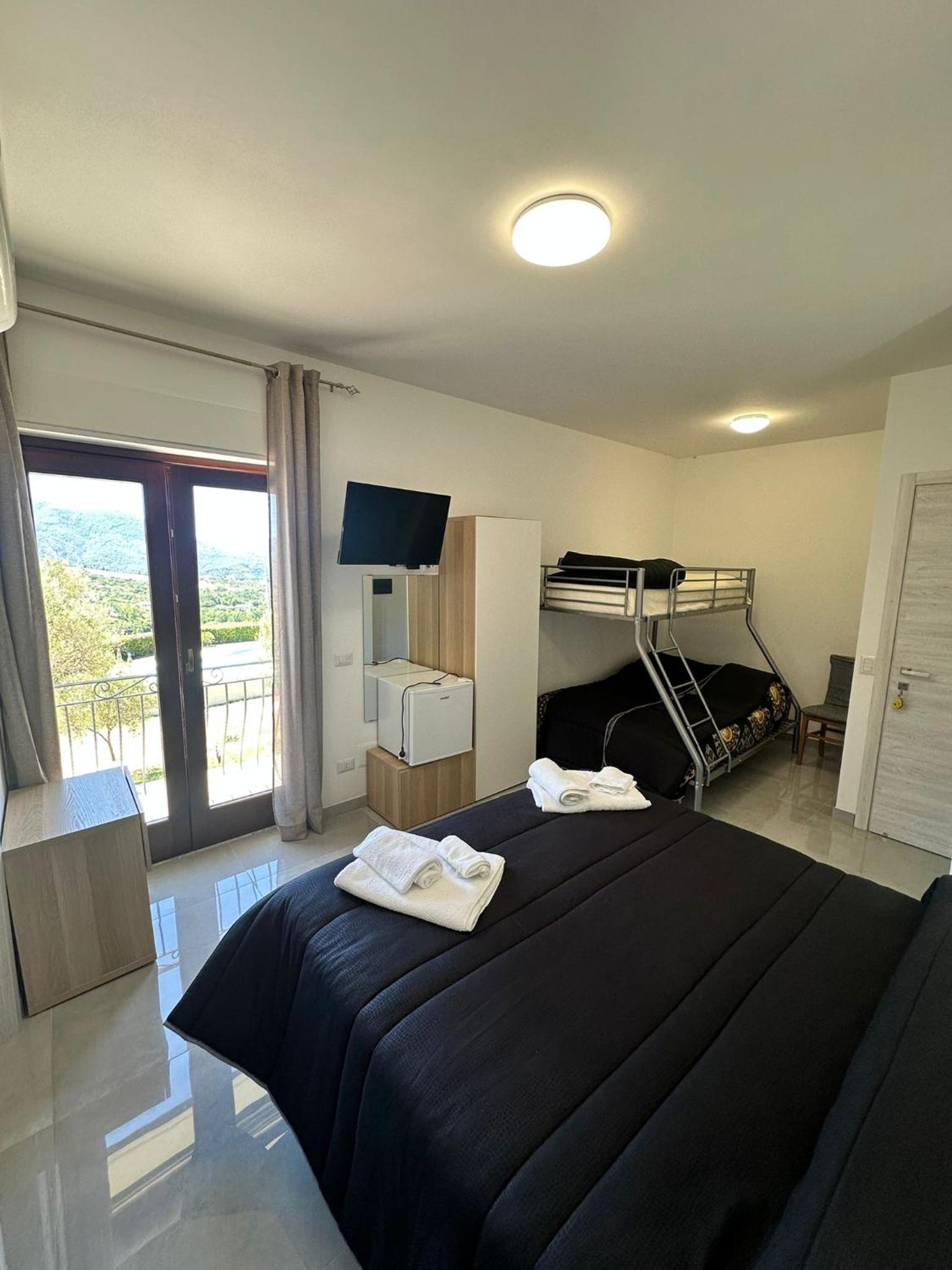 Deluxe Quadruple Room photo 2