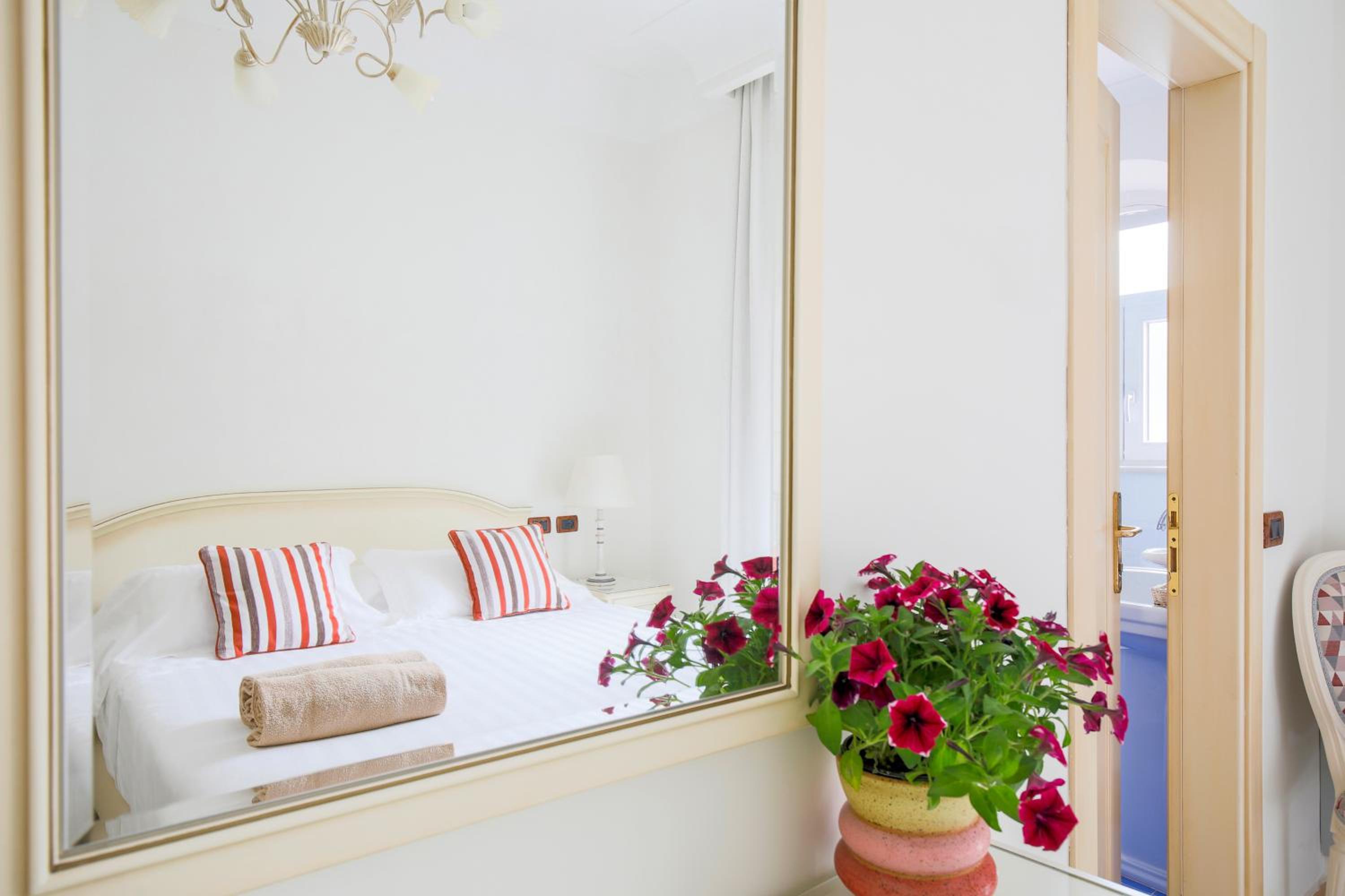 Double Room - Photo 6