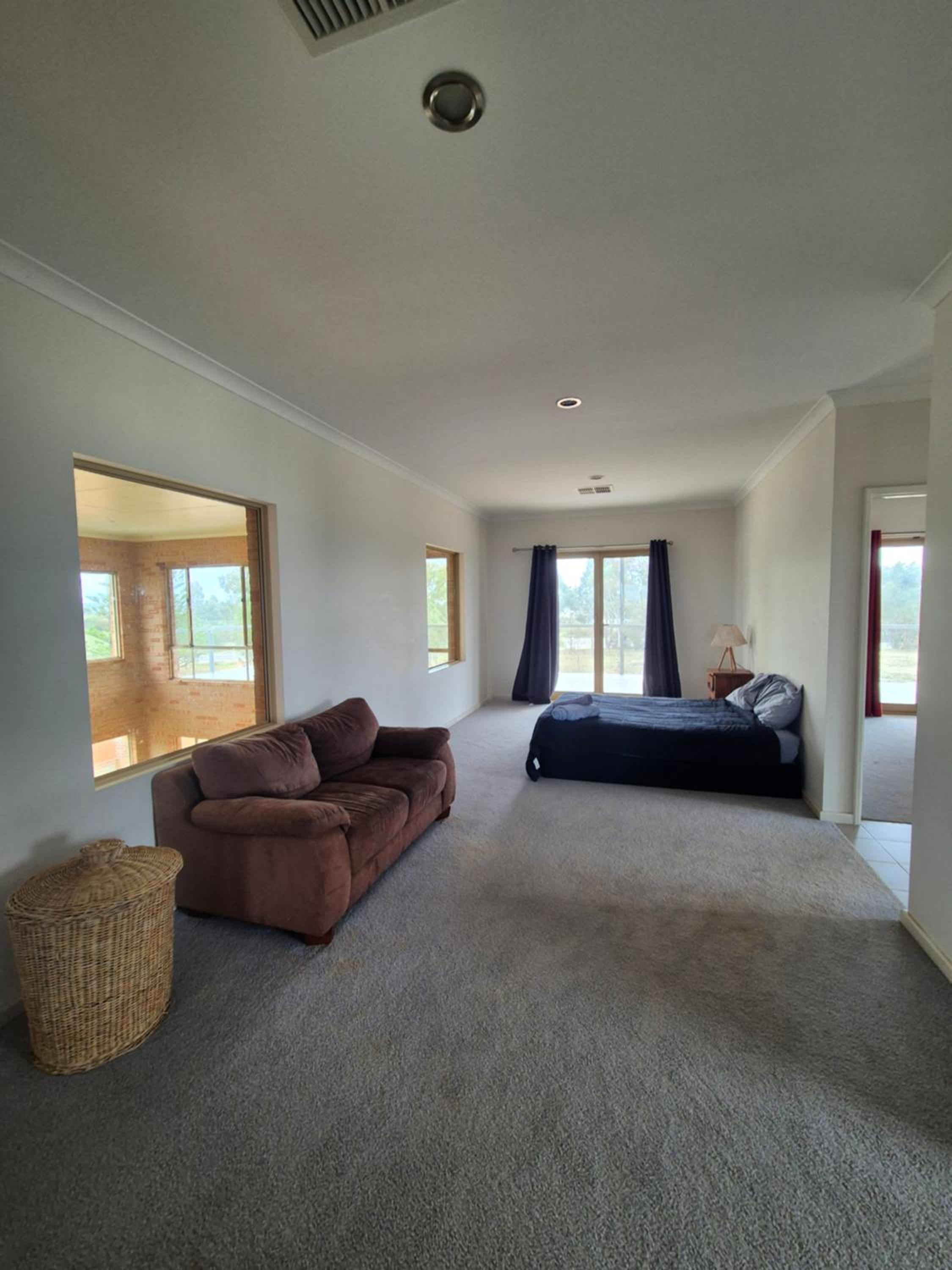Five-Bedroom House photo 3