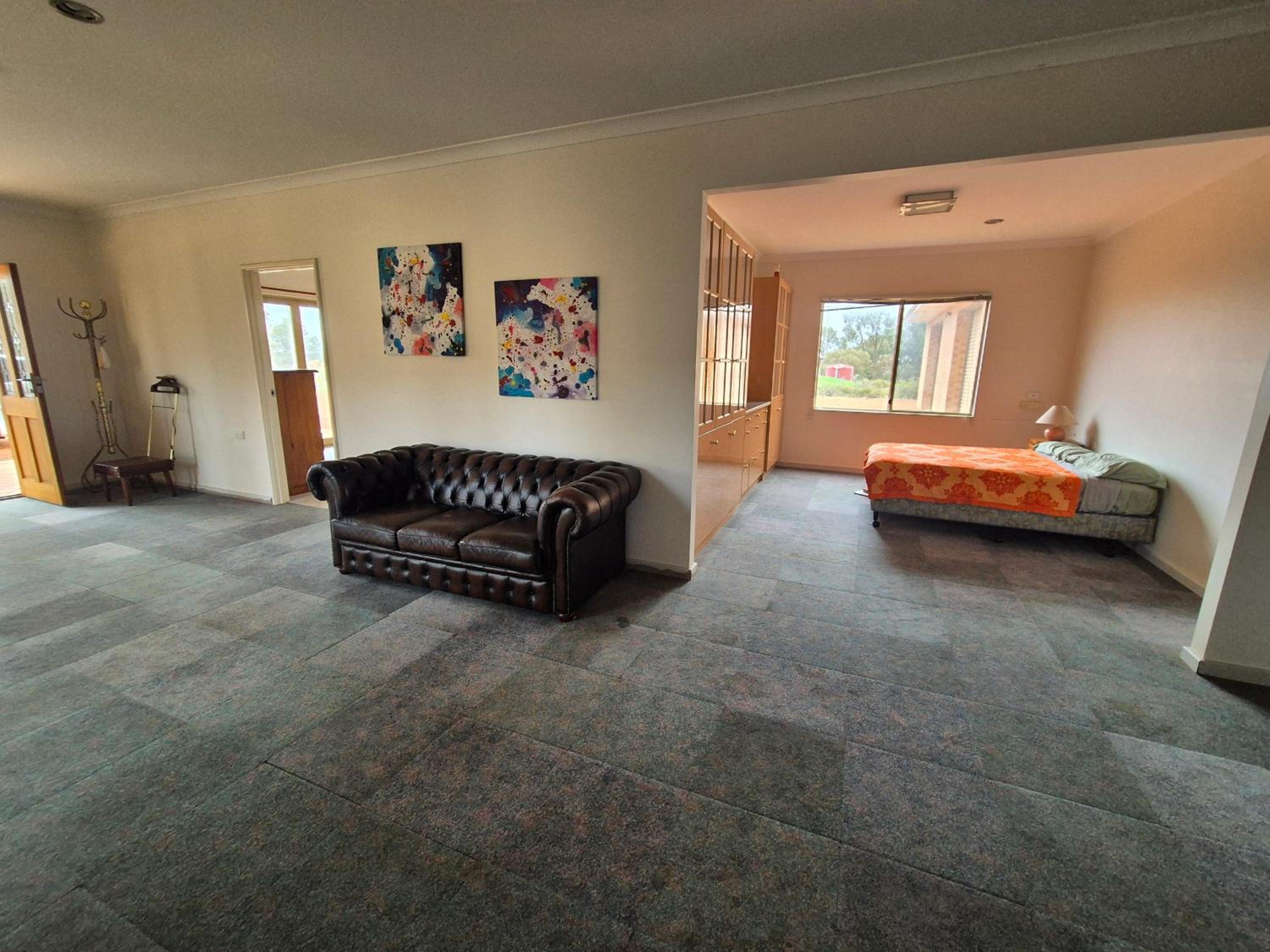 Five-Bedroom House photo 2