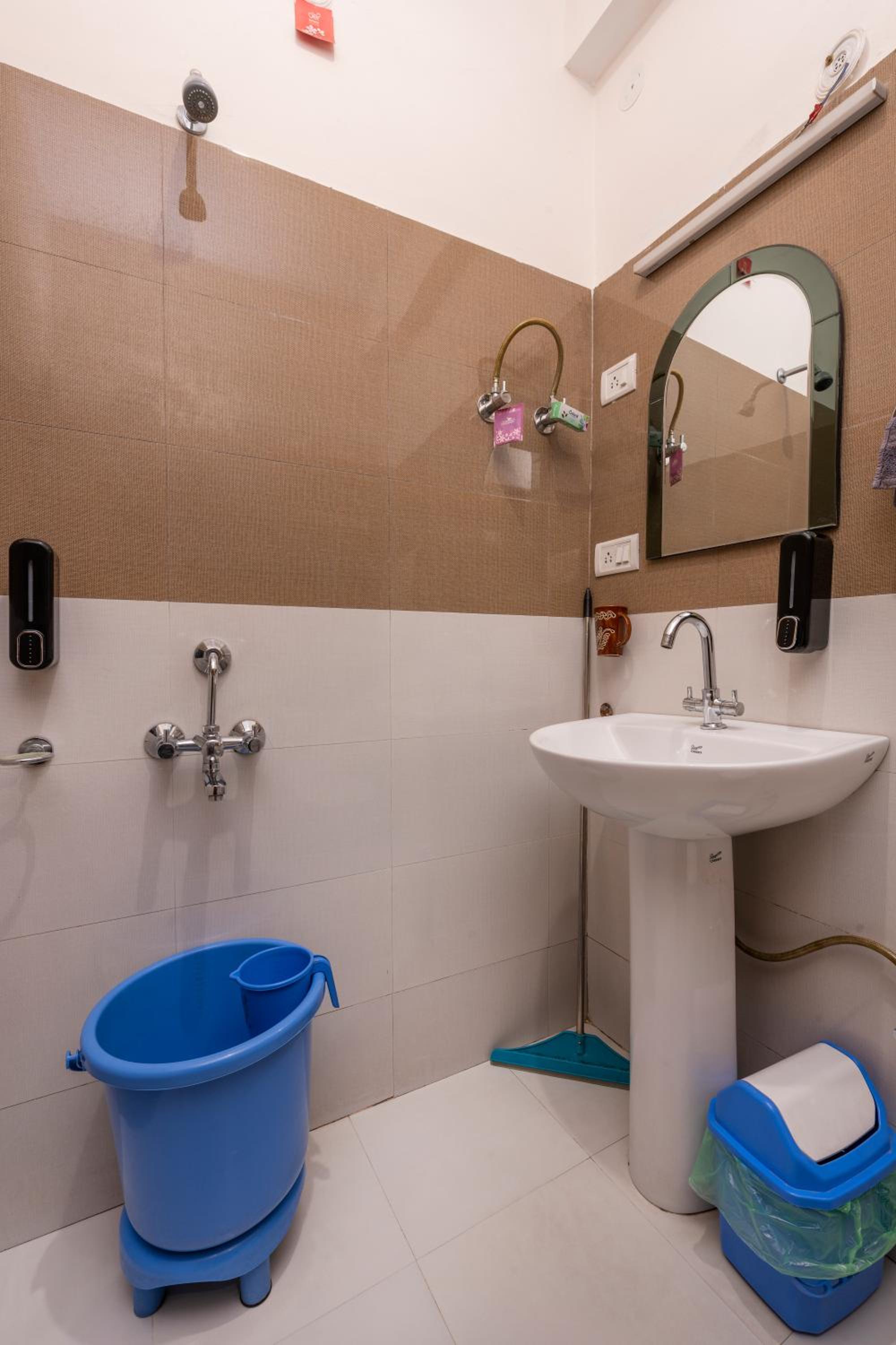 Double Room with Balcony - Photo 6