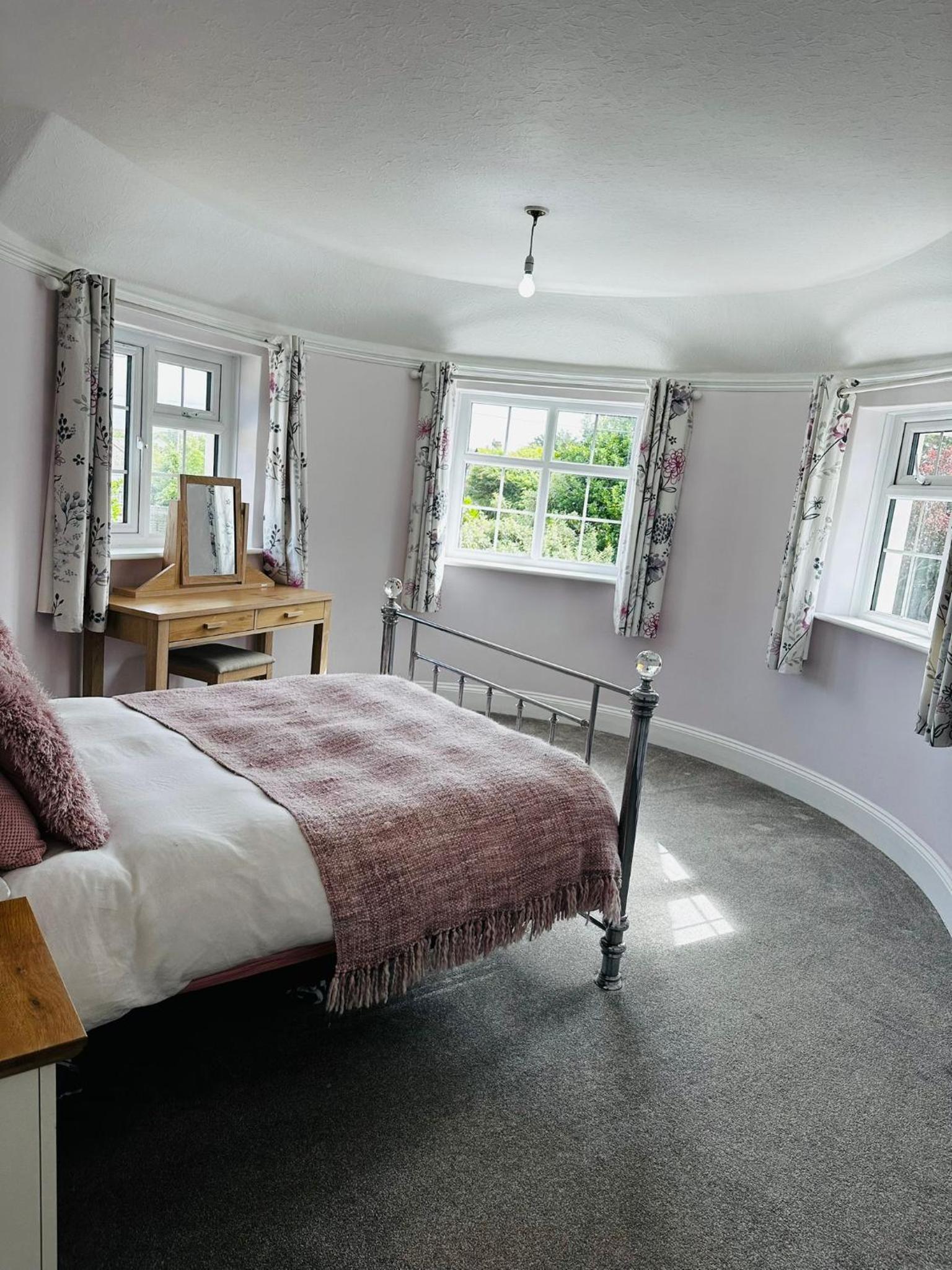 Five-Bedroom House photo 2
