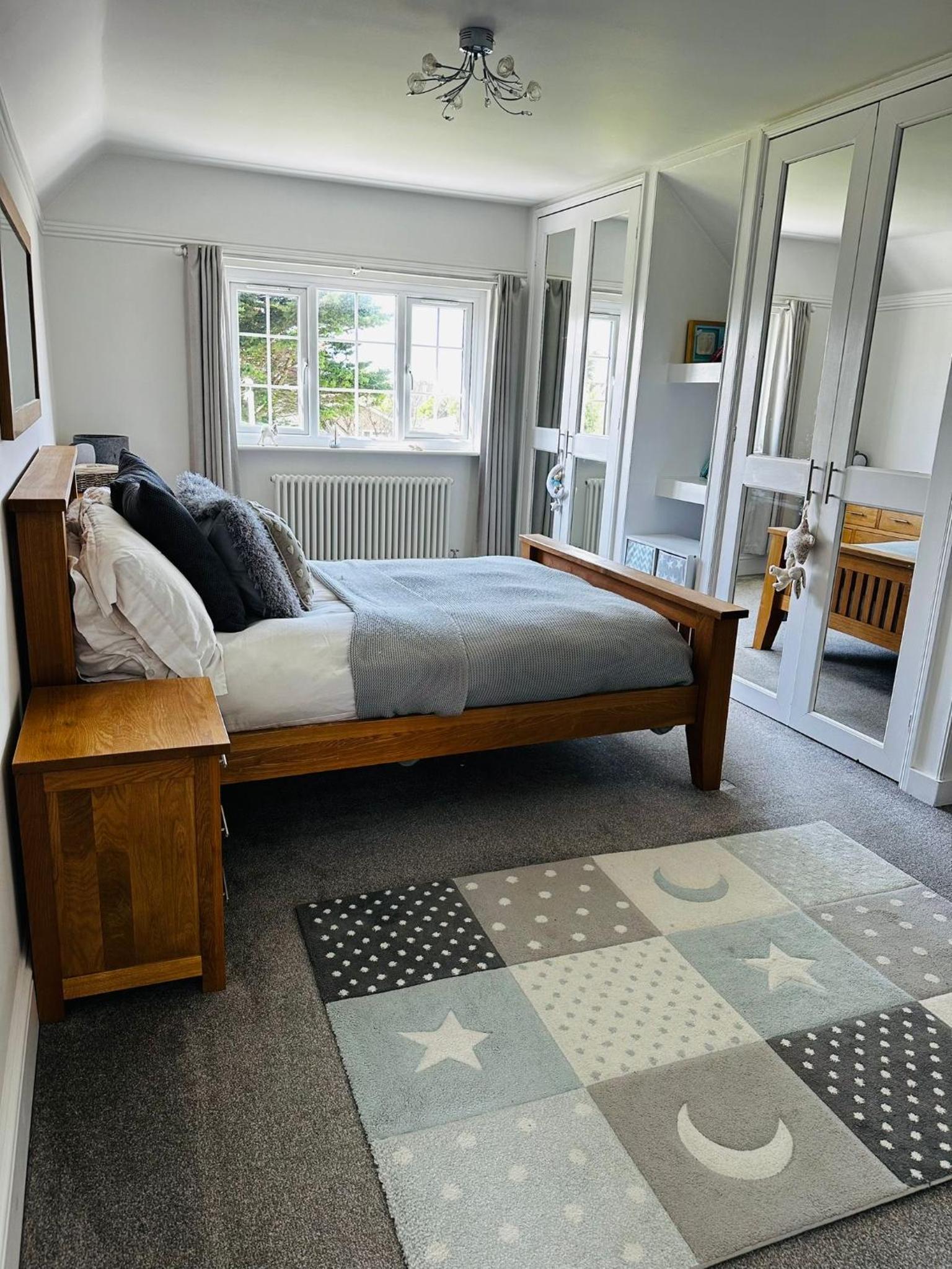 Five-Bedroom House photo 2