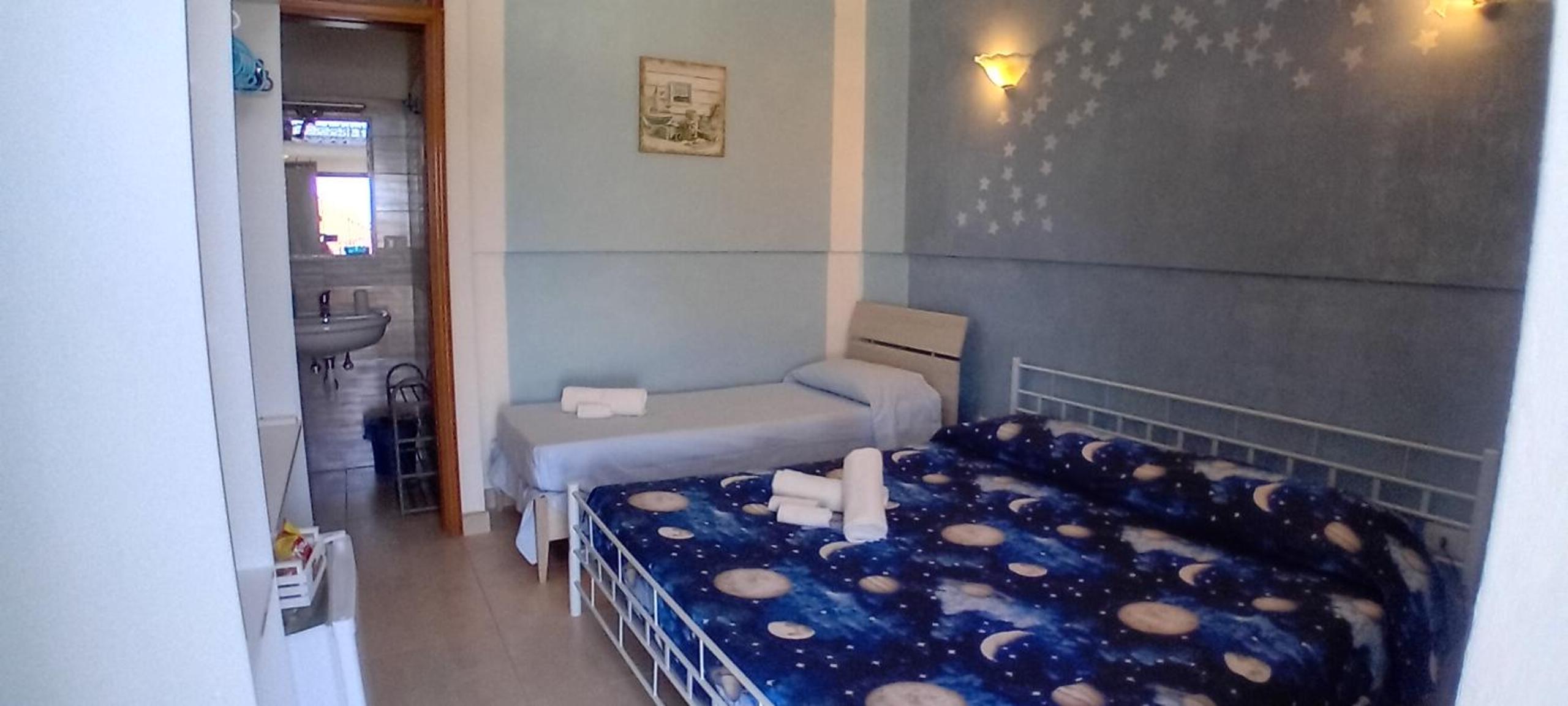 Twin Room with Bathroom - Photo 10