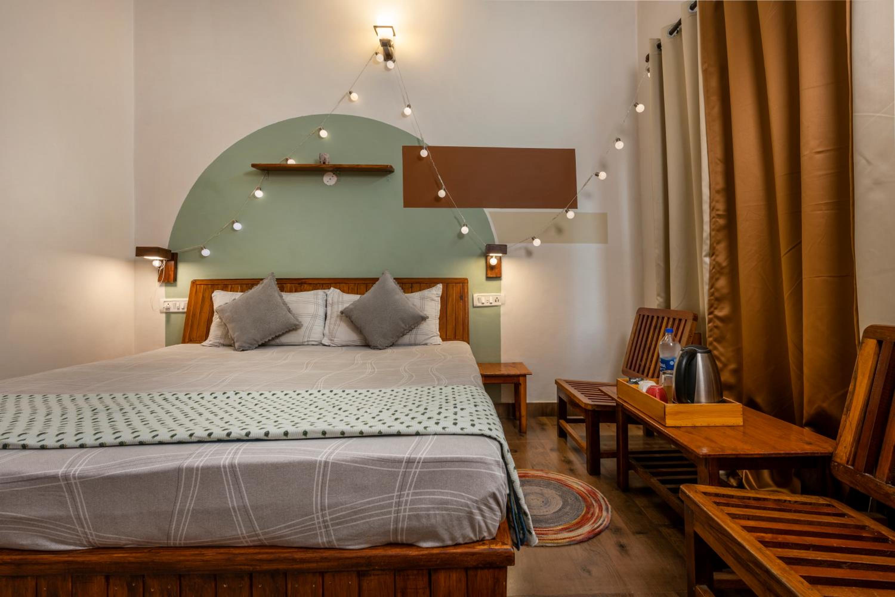 Deluxe Double Room with Balcony - Photo 14