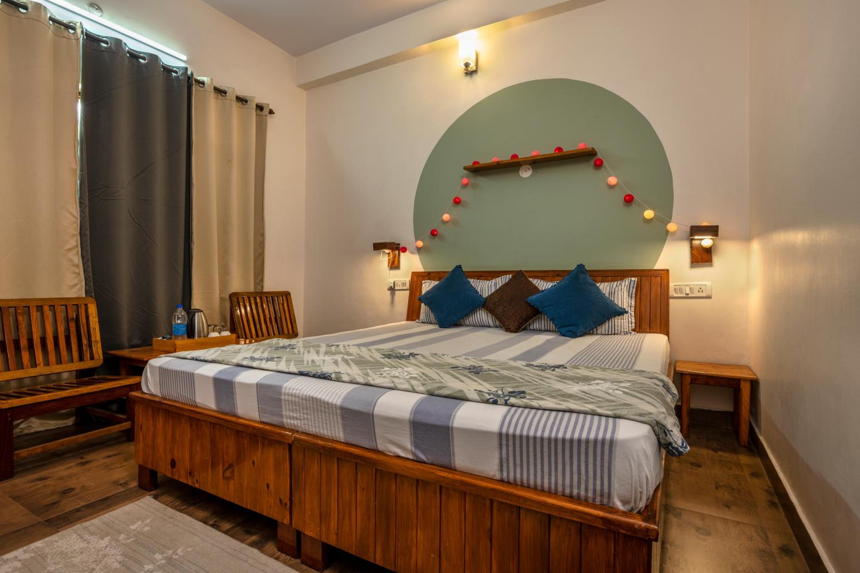 Deluxe Double Room with Balcony - Photo 13