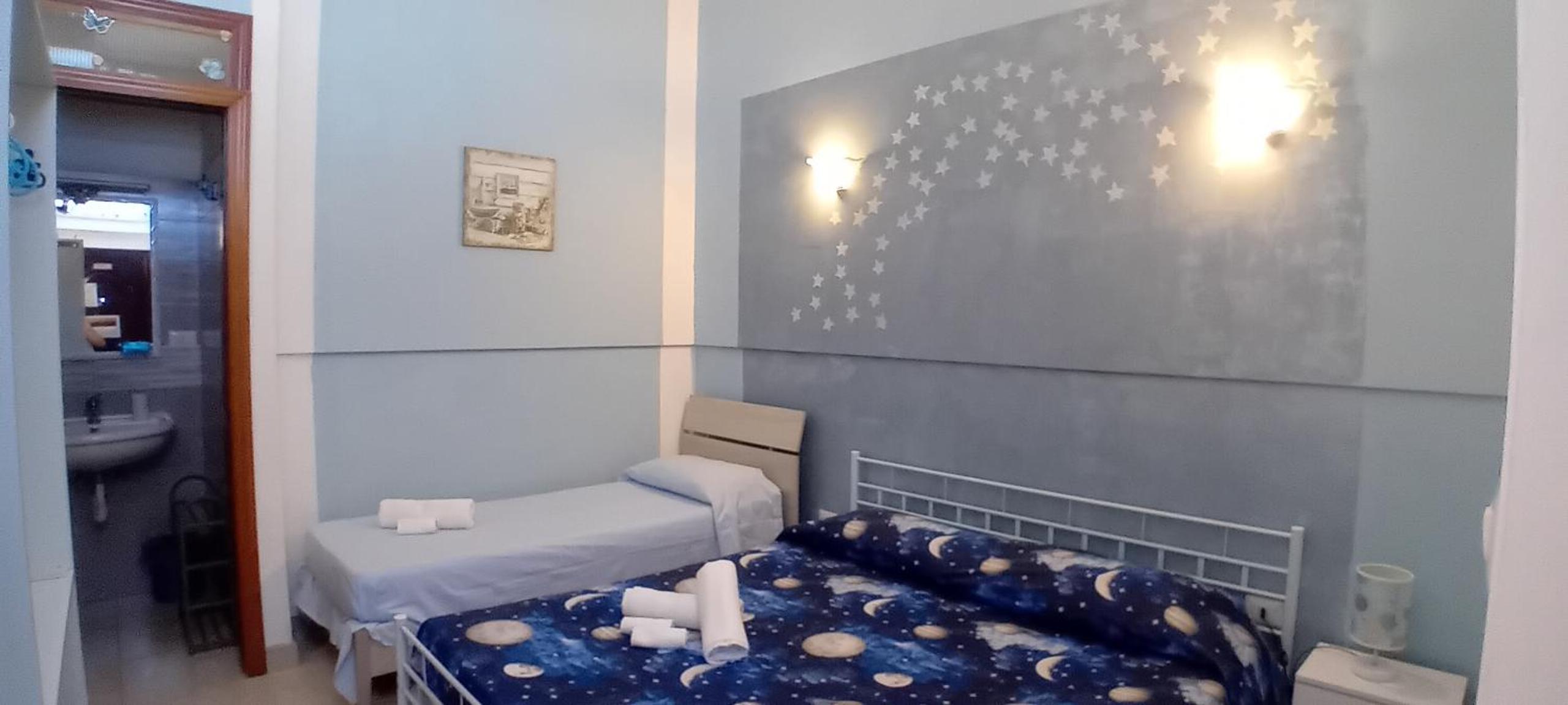 Twin Room with Bathroom - Photo 1
