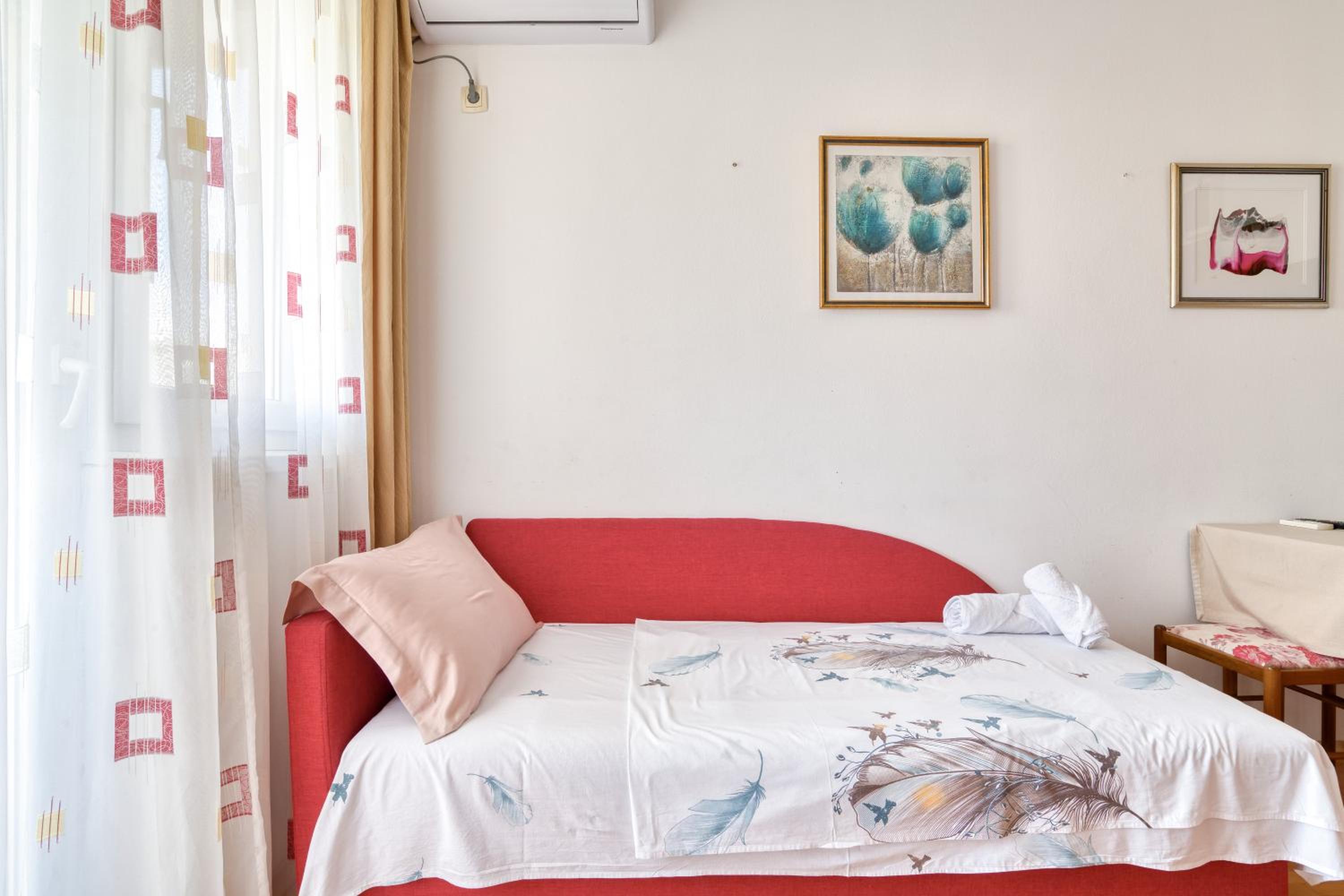 Comfort One-Bedroom Apartment with Terrace - Photo 11