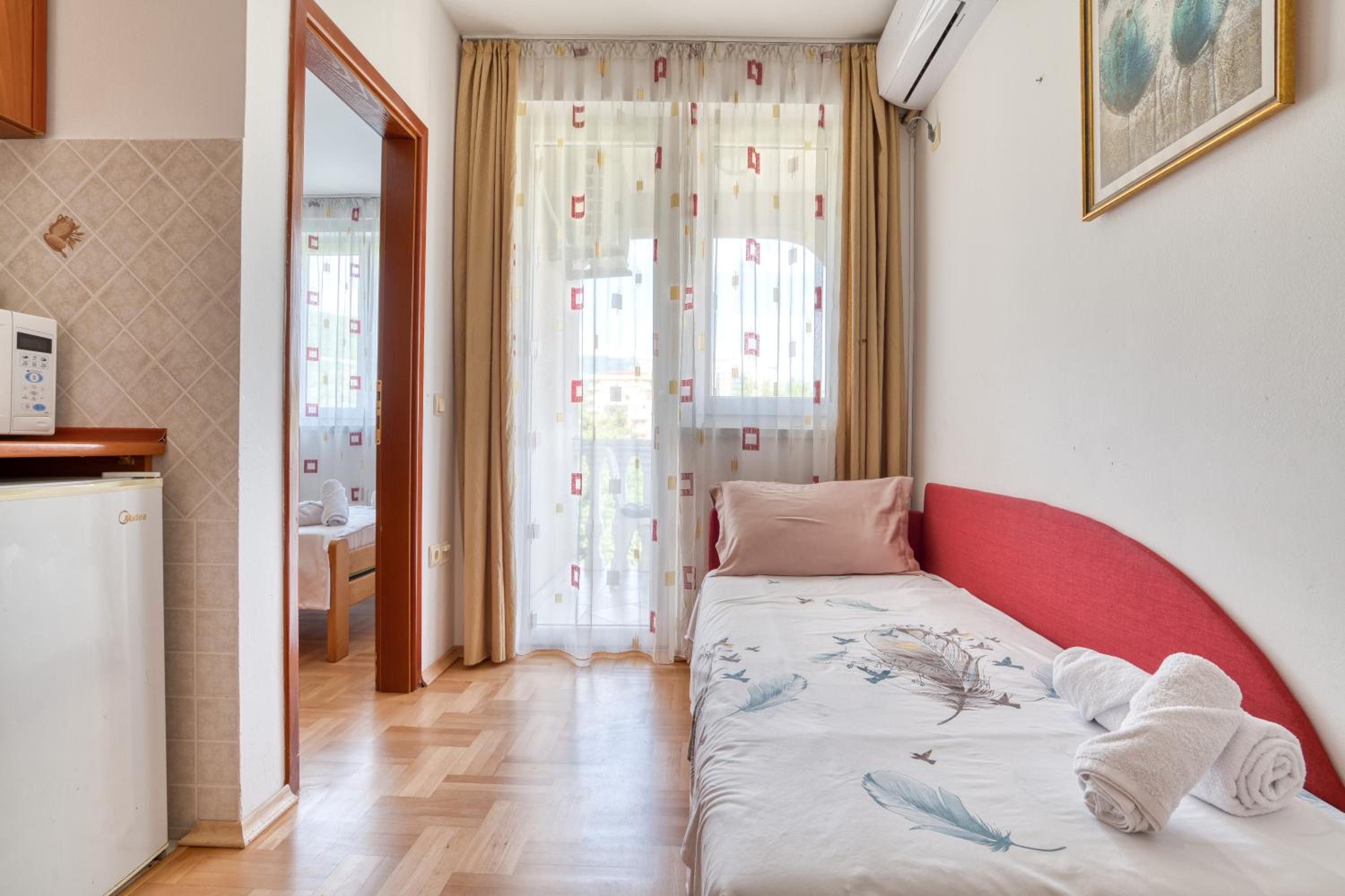 Comfort One-Bedroom Apartment with Terrace - Photo 10