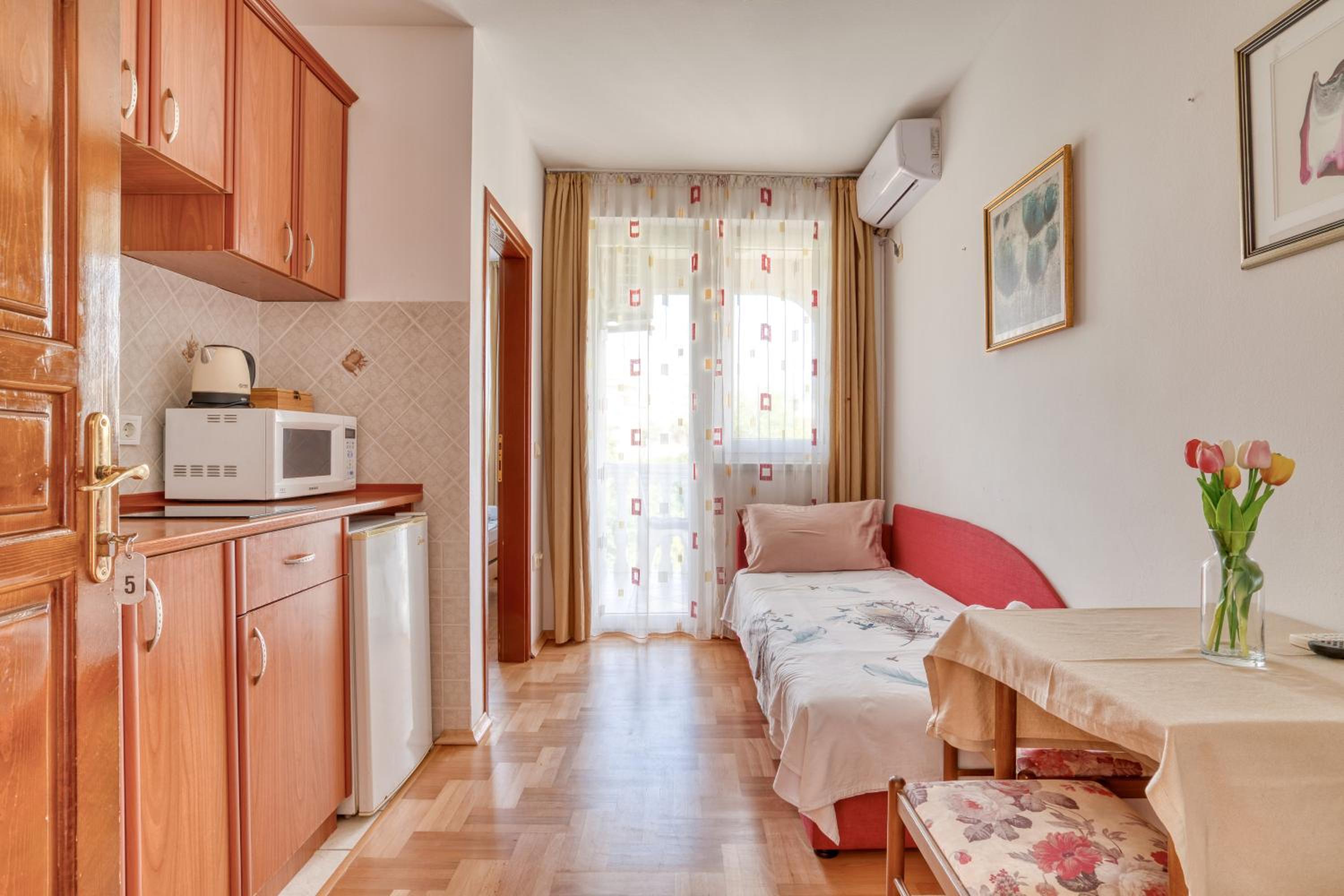 Comfort One-Bedroom Apartment with Terrace - Photo 9