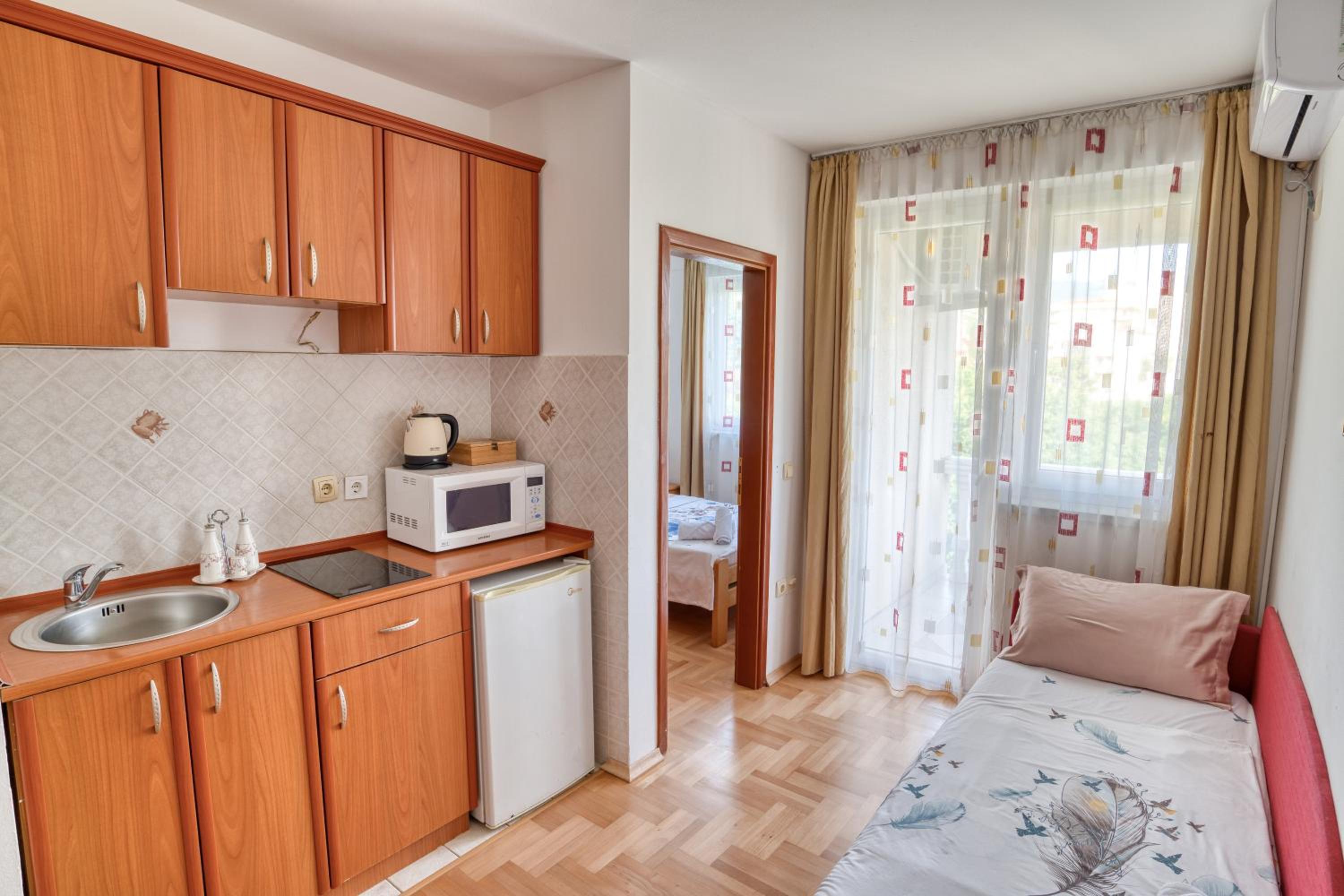 Comfort One-Bedroom Apartment with Terrace - Photo 23