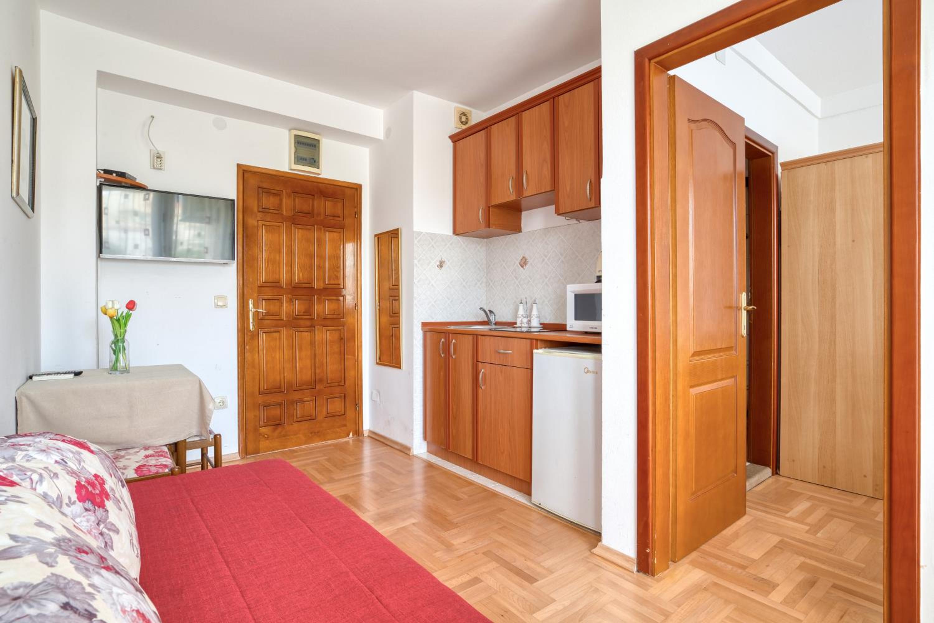 Comfort One-Bedroom Apartment with Terrace - Photo 22