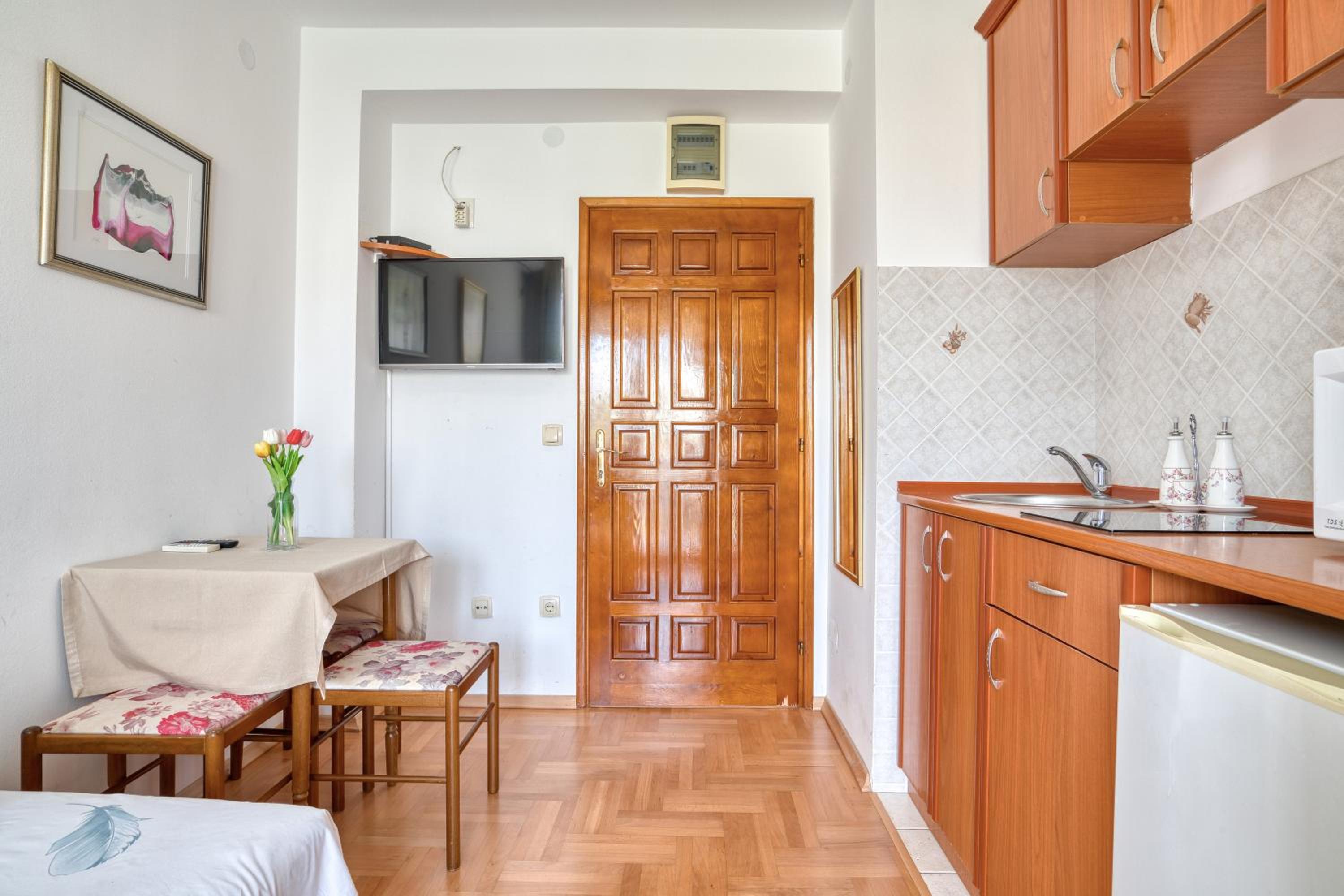 Comfort One-Bedroom Apartment with Terrace - Photo 8
